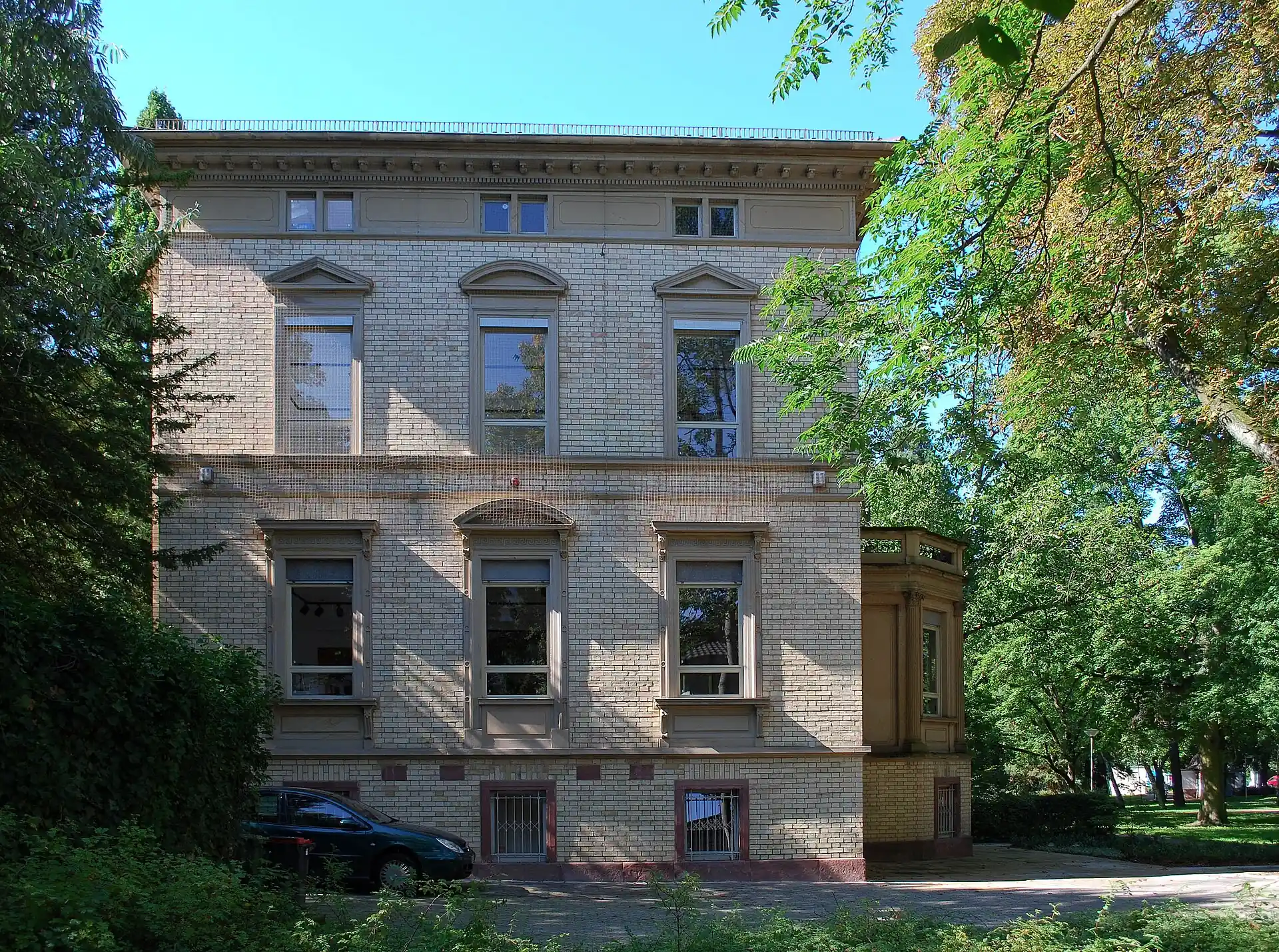 Seitenansicht des Rosenheim-Museums in Offenbach-Westend