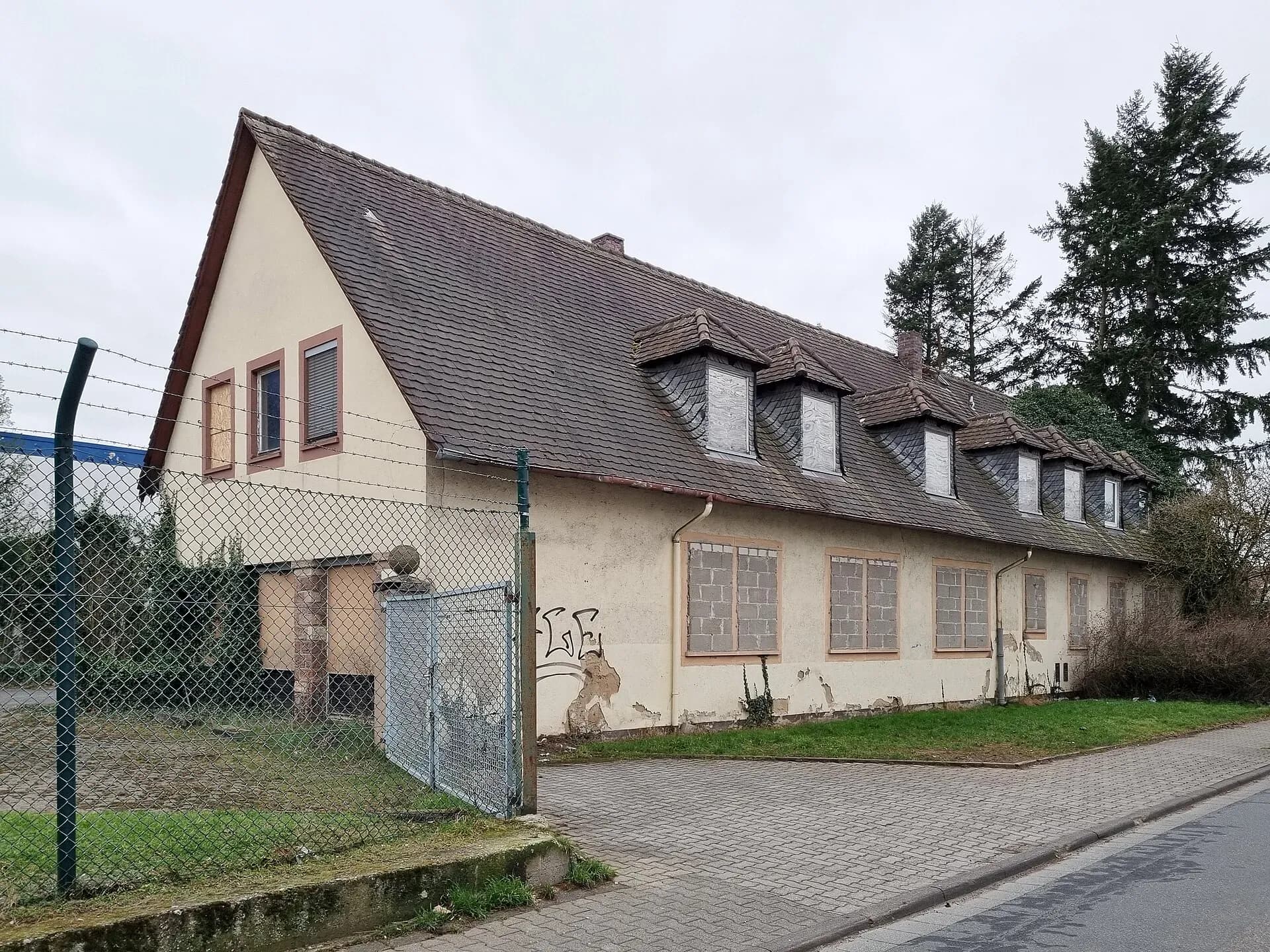 Straßenseite des Rosenhofs in Babenhausen