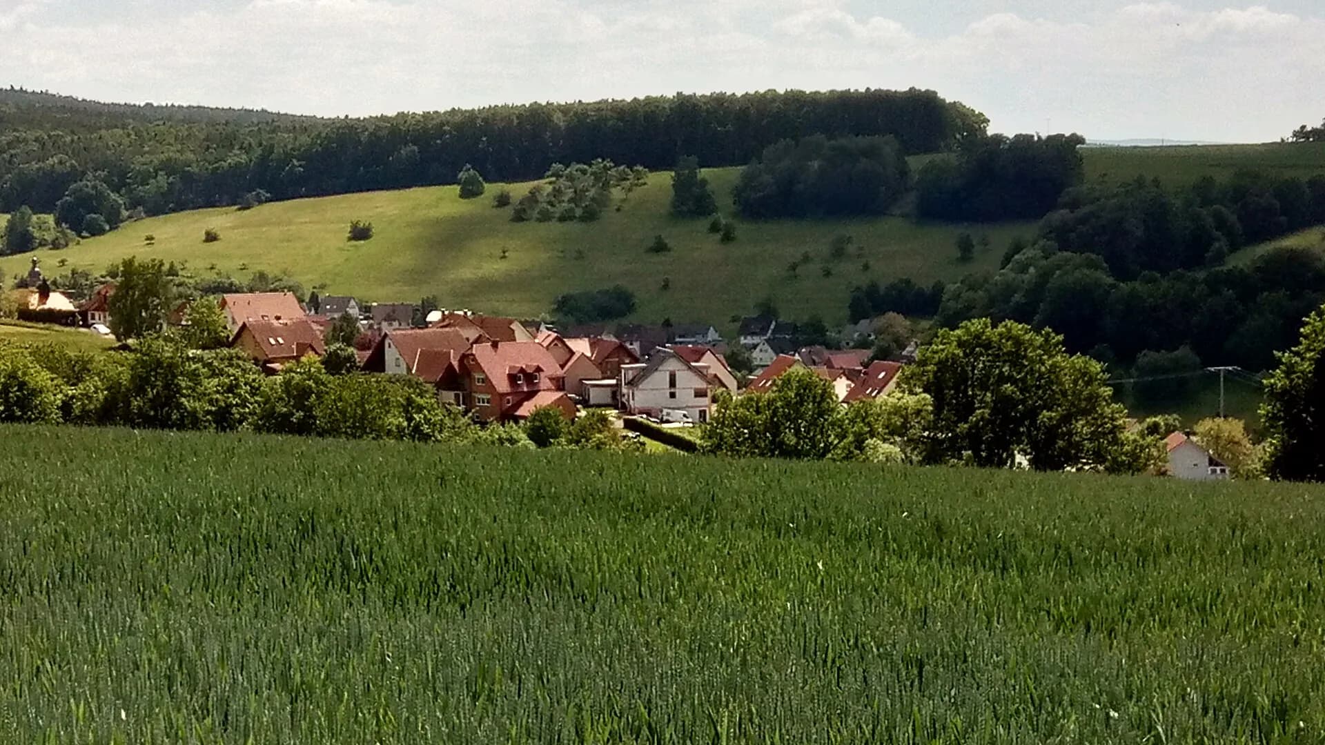 Blick über Felder auf den Ortsteil Roßbach in Leidersbach