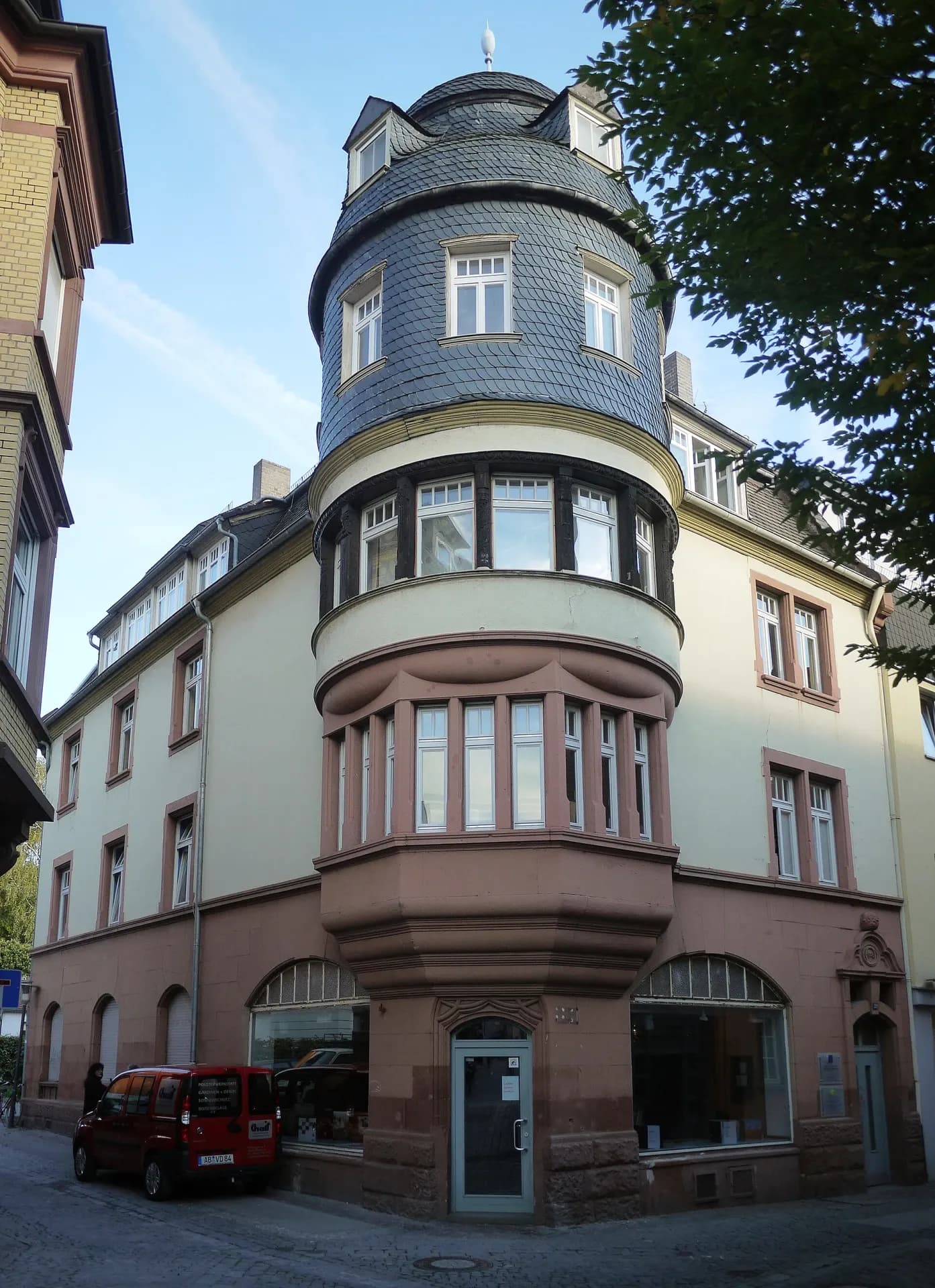 Jugendstil-Eckhaus mit Turmerker am Roßmarkt in Aschaffenburg