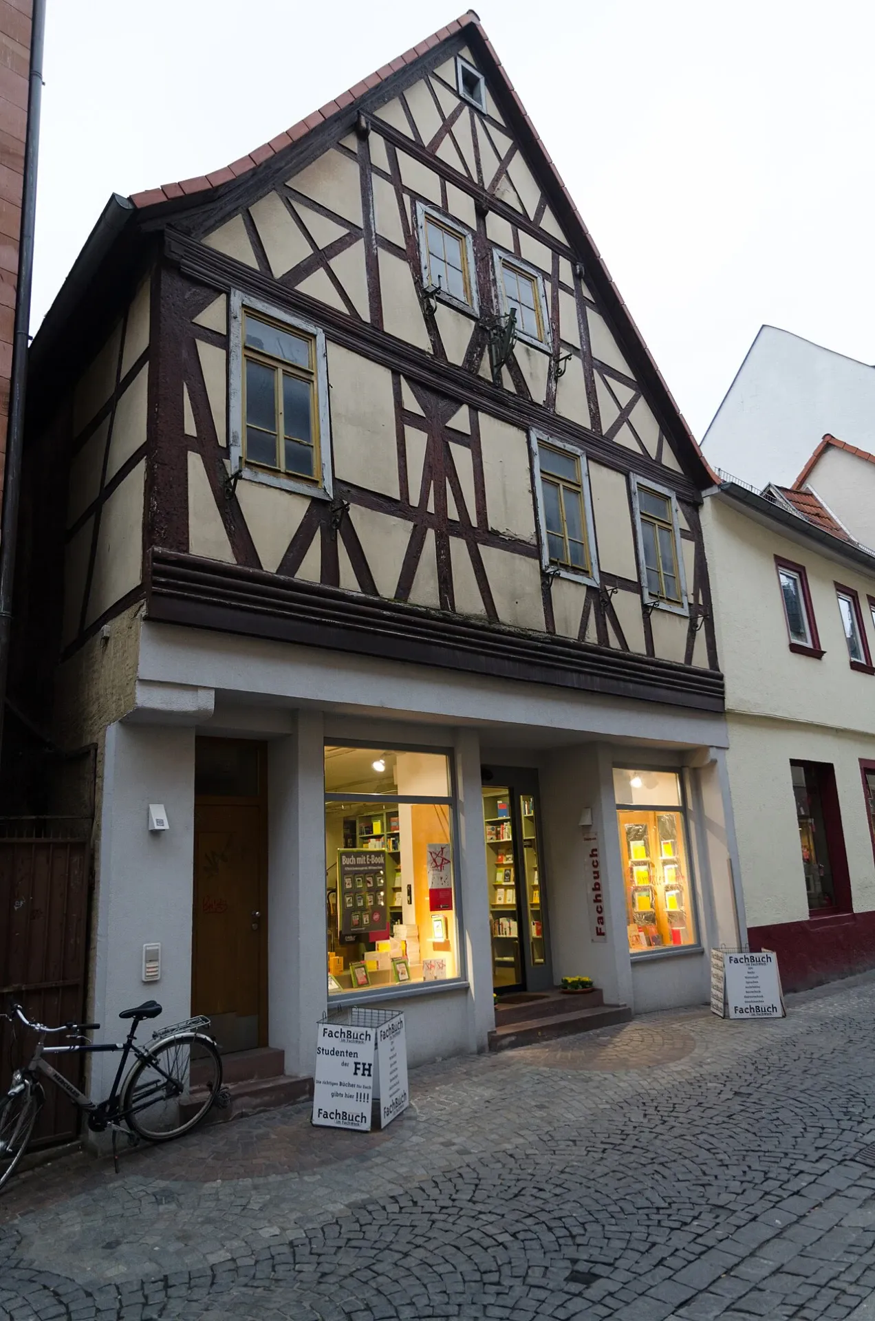 Fachwerkhaus mit Laden am Roßmarkt 42 in Aschaffenburg