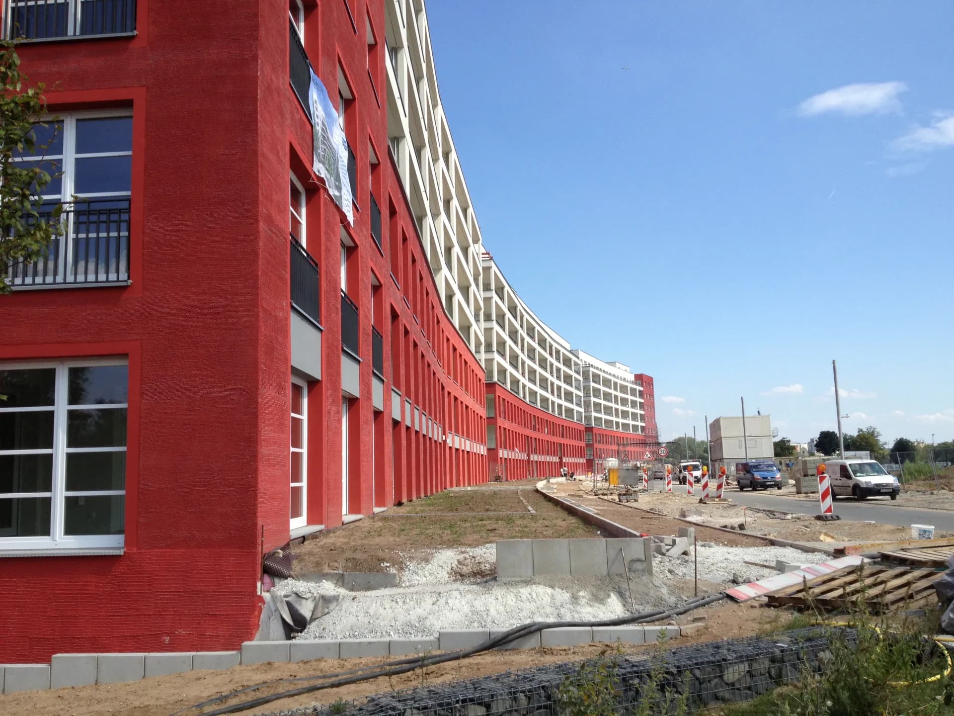 Rote Wohnbebauung am Hafen in Offenbach-Hafen