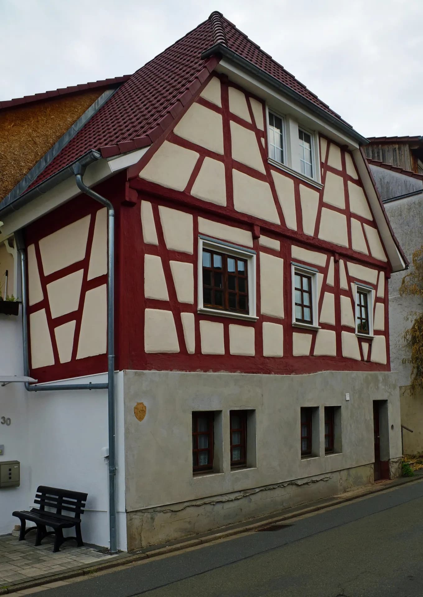 Rot-weißes Fachwerkhaus in der Wertheimer Straße in Neustadt in Breuberg