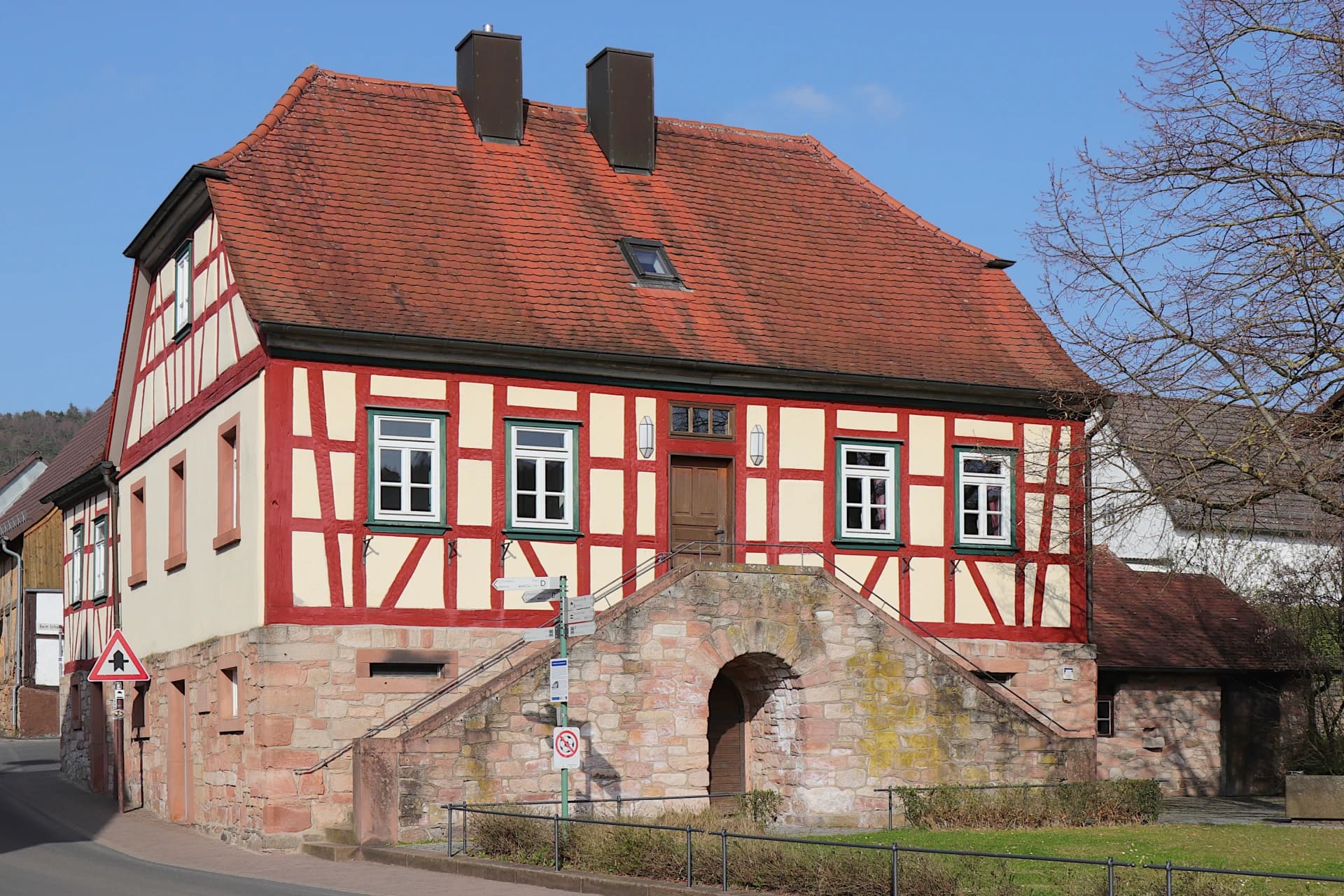 Rotes Fachwerkhaus über Sandsteinsockel in Rottenberg in Hösbach