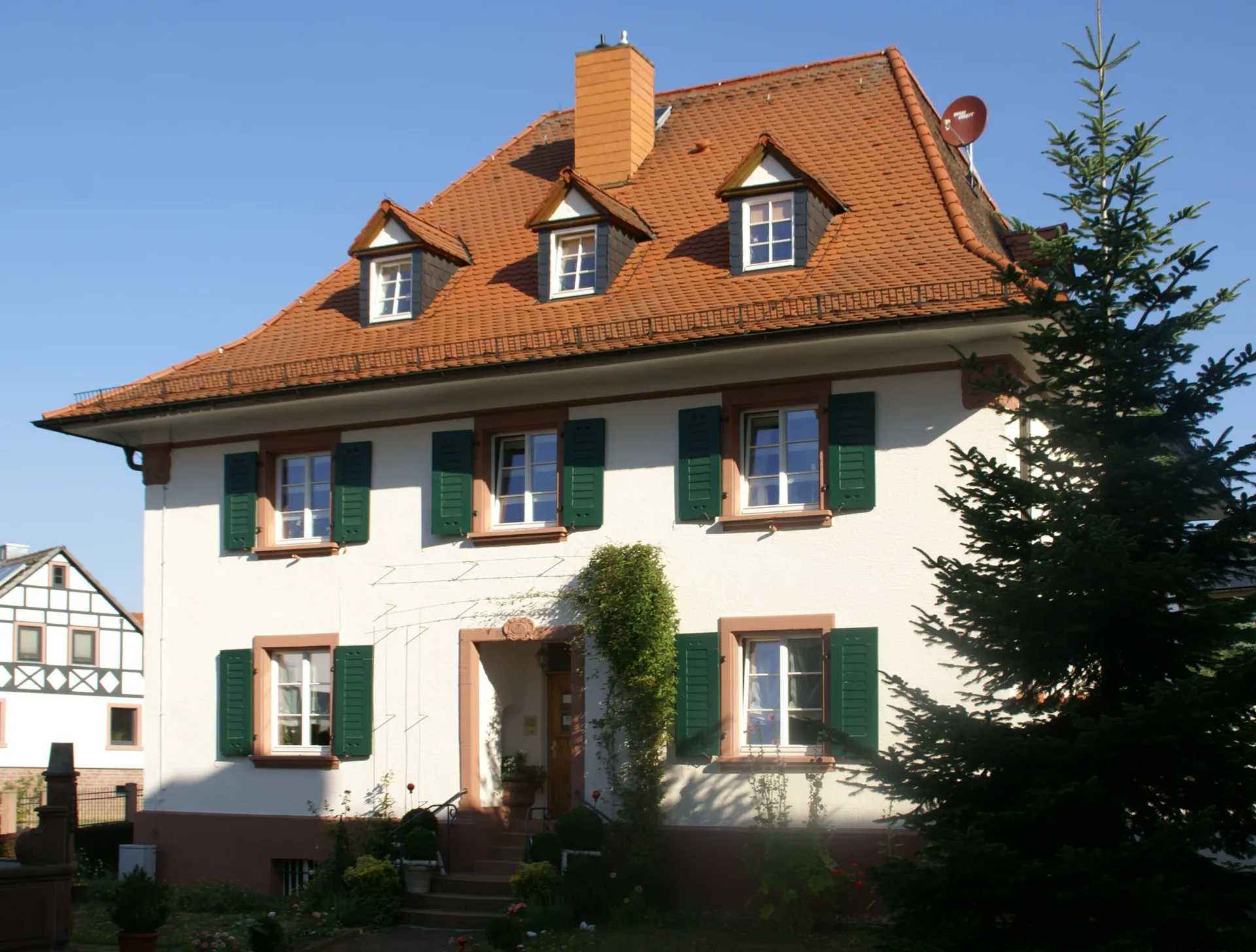 Wohnhaus mit grünen Fensterläden in Rottenberg in Hösbach