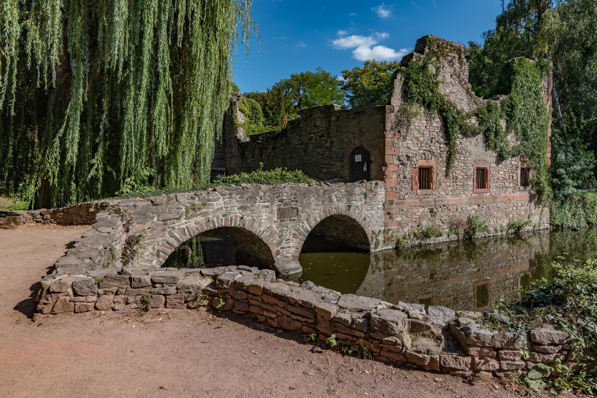 Ruine der Kirche zum Heiligen Grabe im Park Schöntal in Aschaffenburg