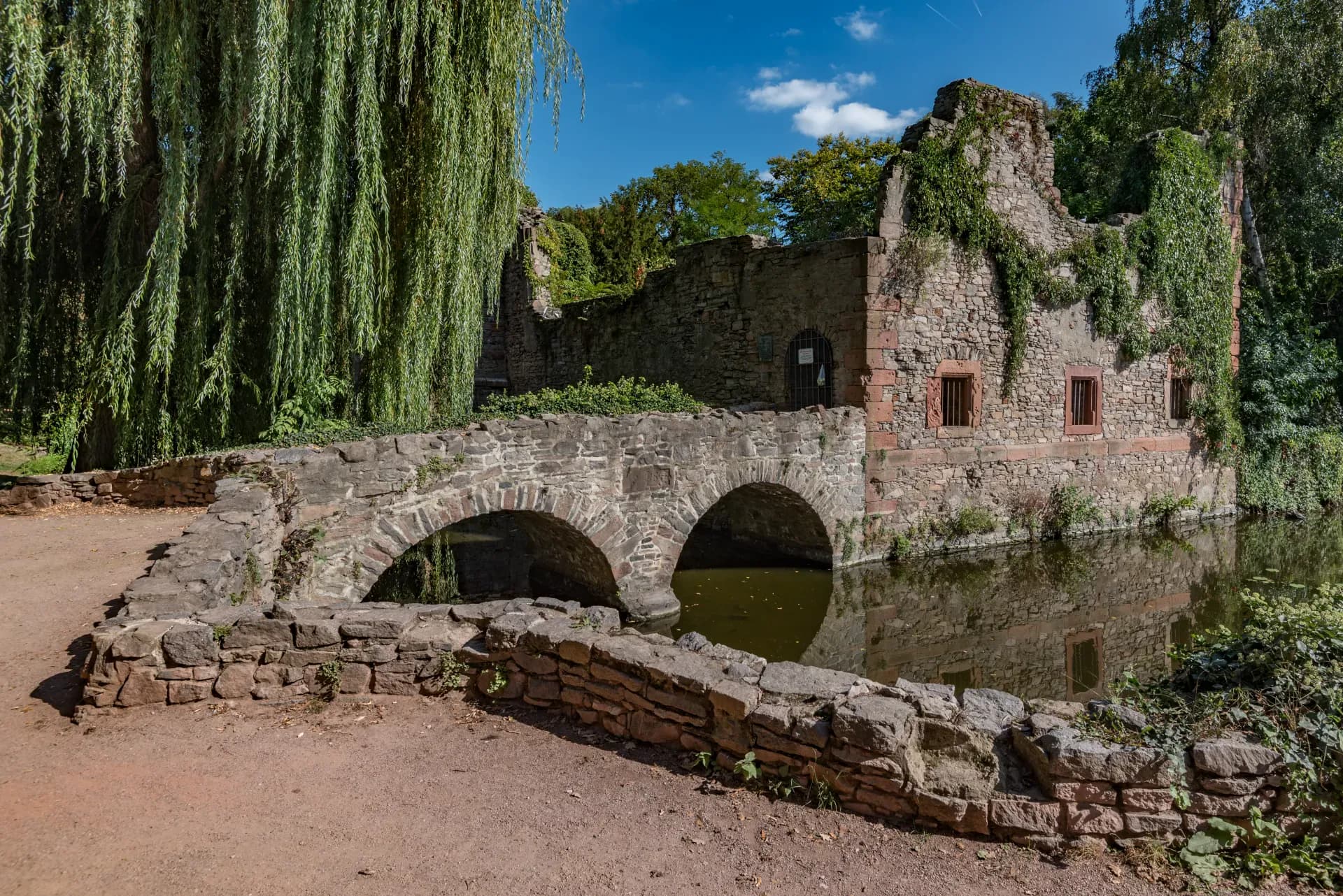 Ruine der Kirche zum Heiligen Grabe im Park Schöntal in Aschaffenburg