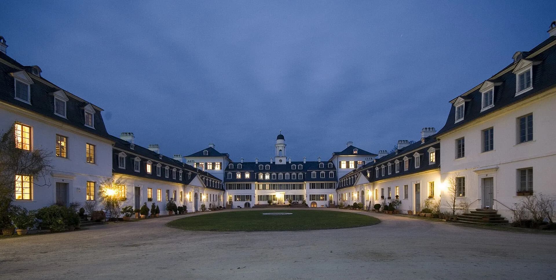 Rumpenheimer Schloss in Abendstimmung in Offenbach-Rumpenheim