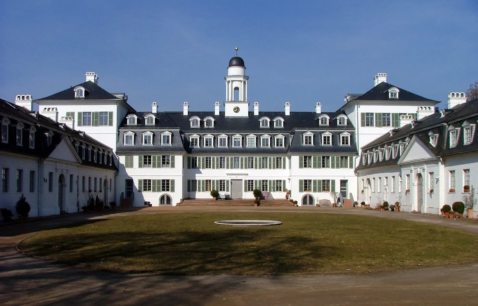 Rumpenheimer Schloss mit Hoffront in Offenbach-Rumpenheim