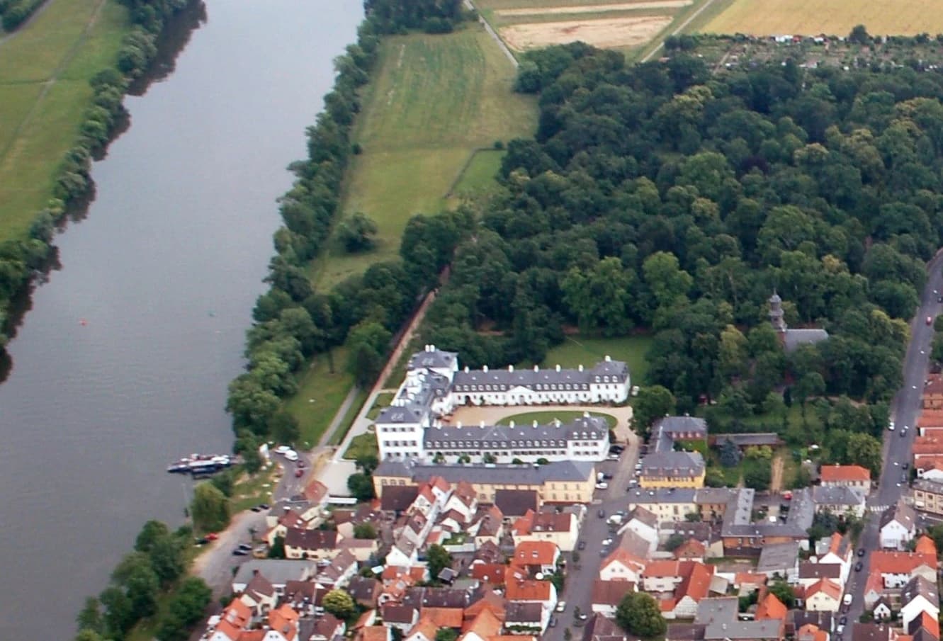 Rumpenheimer Schloss und Mainfähre in Offenbach-Rumpenheim