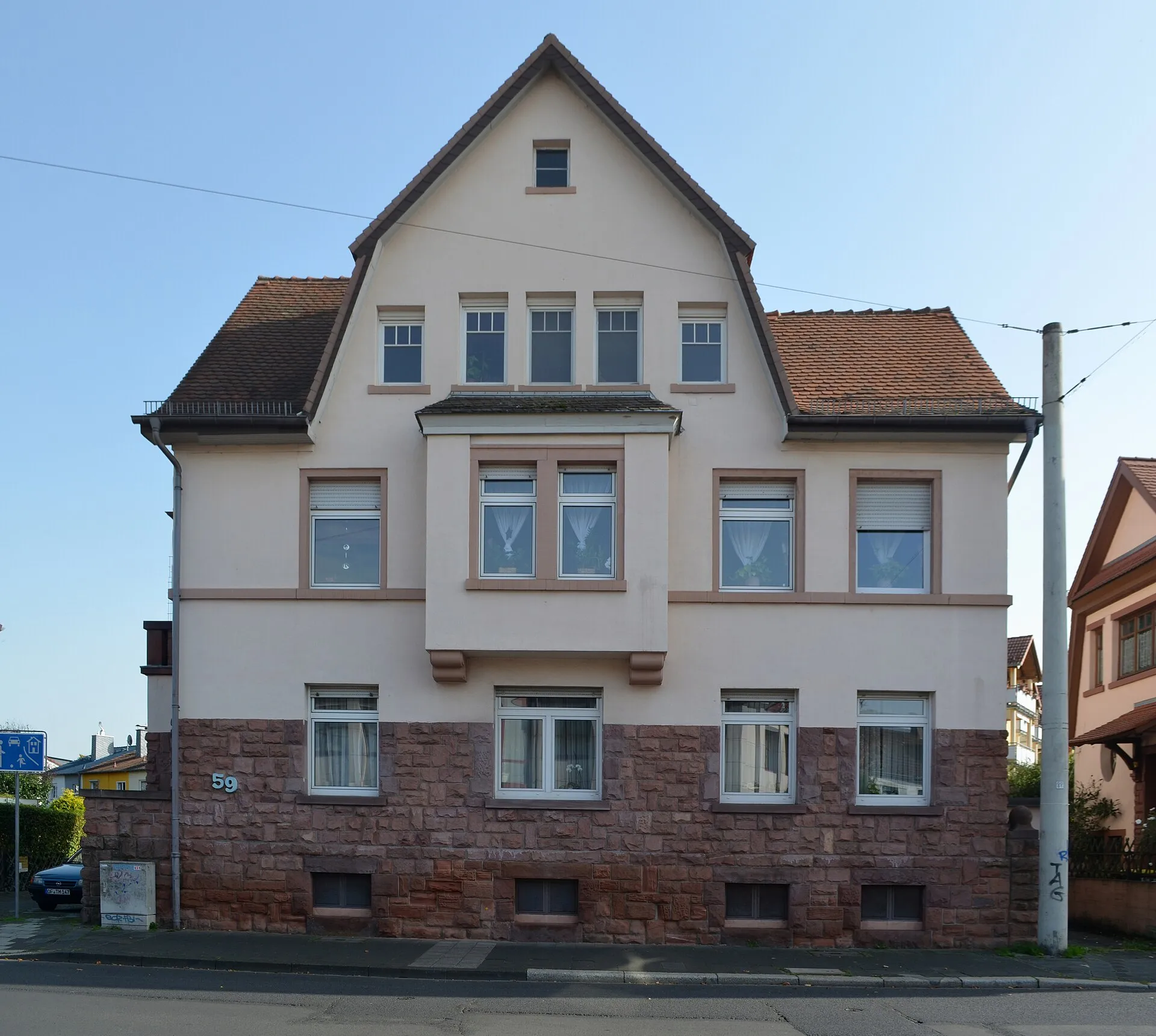 Wohnhaus mit Sandsteinsockel an der Rumpenheimer Straße in Offenbach-Bürgel
