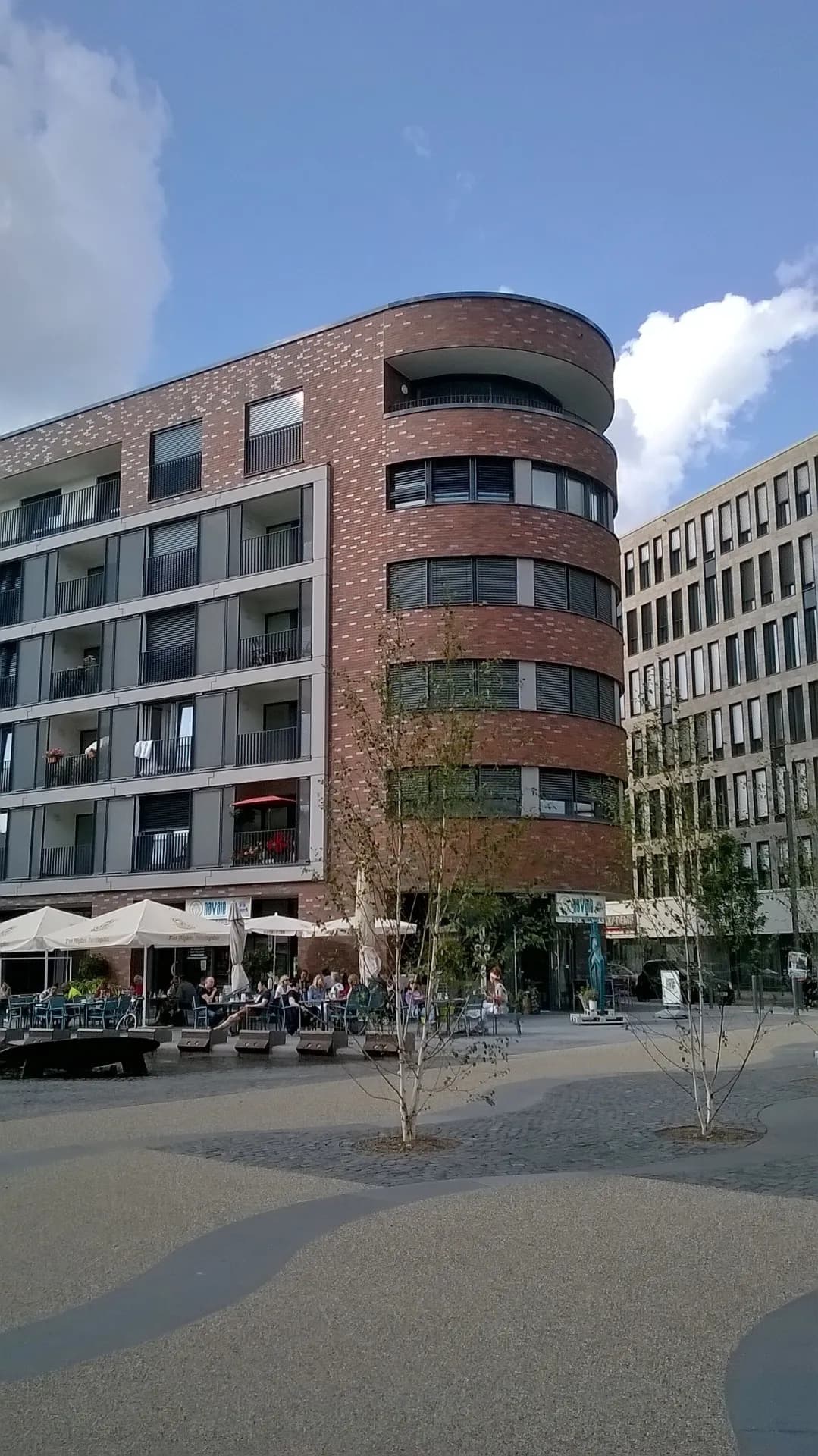 Backsteinrundbau am Hafenplatz in Offenbach-Hafen