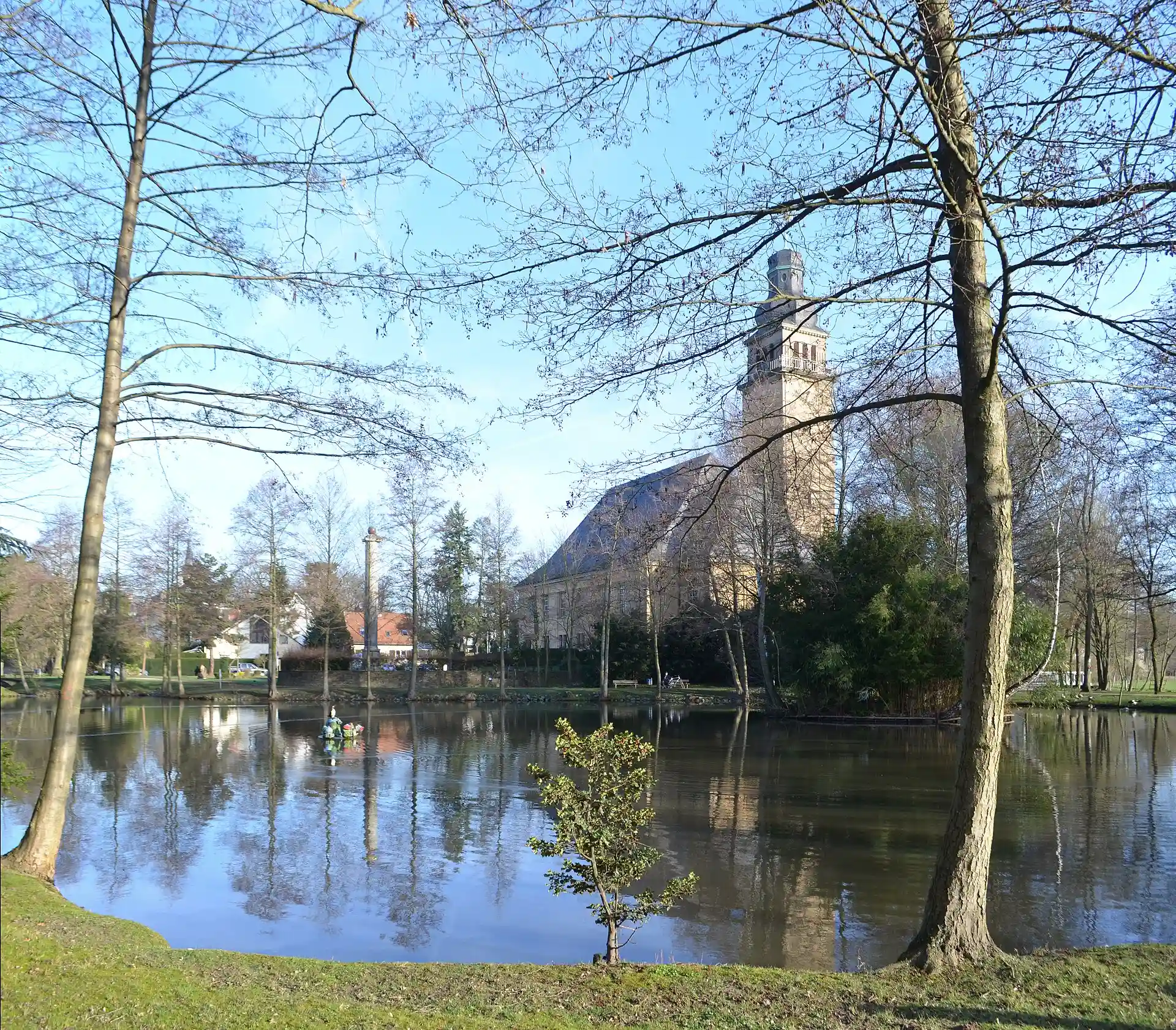Blick über den Weiher im Rushmoor-Park zur Christuskirche in Oberursel (Taunus)
