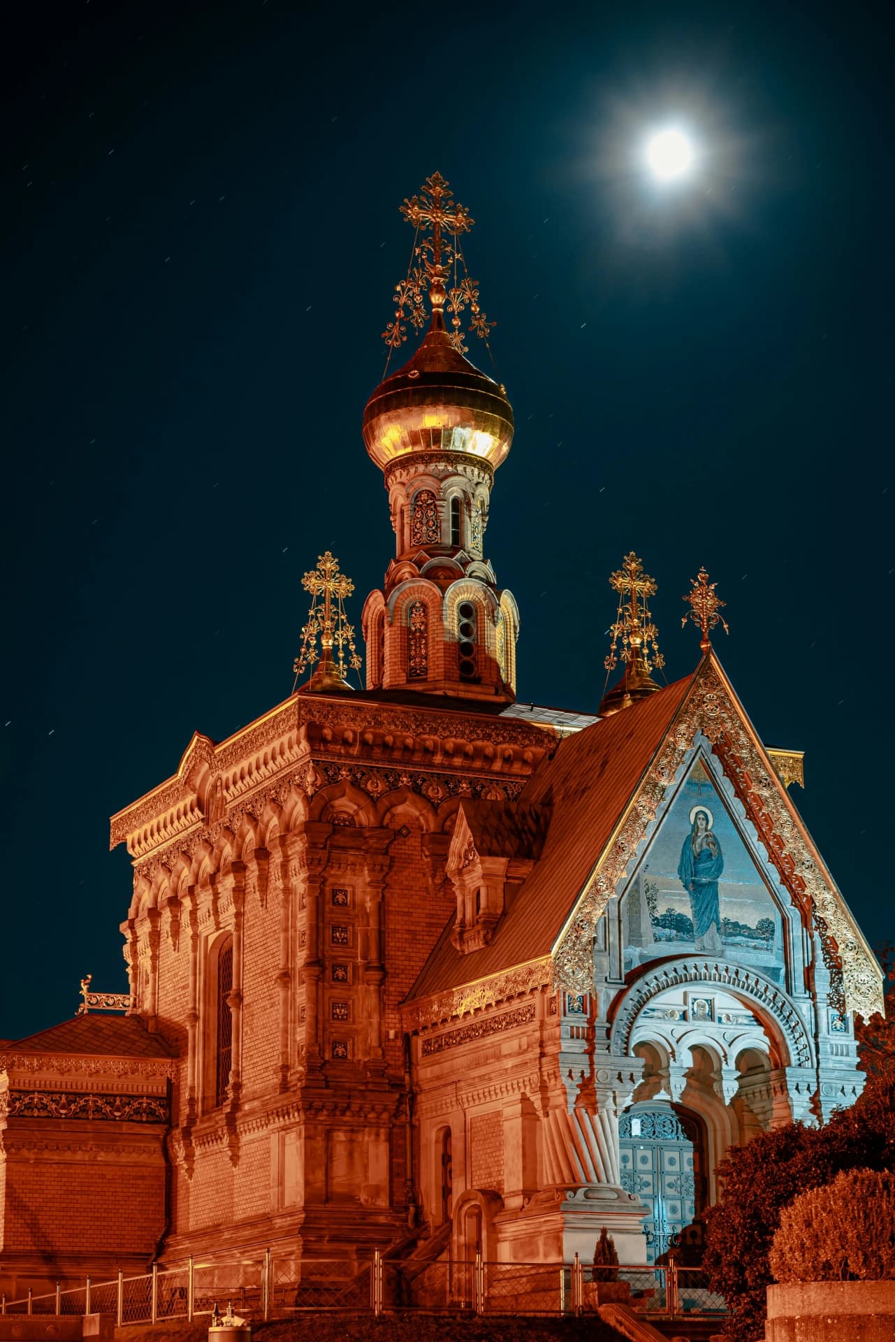 Russische Kapelle auf der Mathildenhöhe bei Nacht in Darmstadt