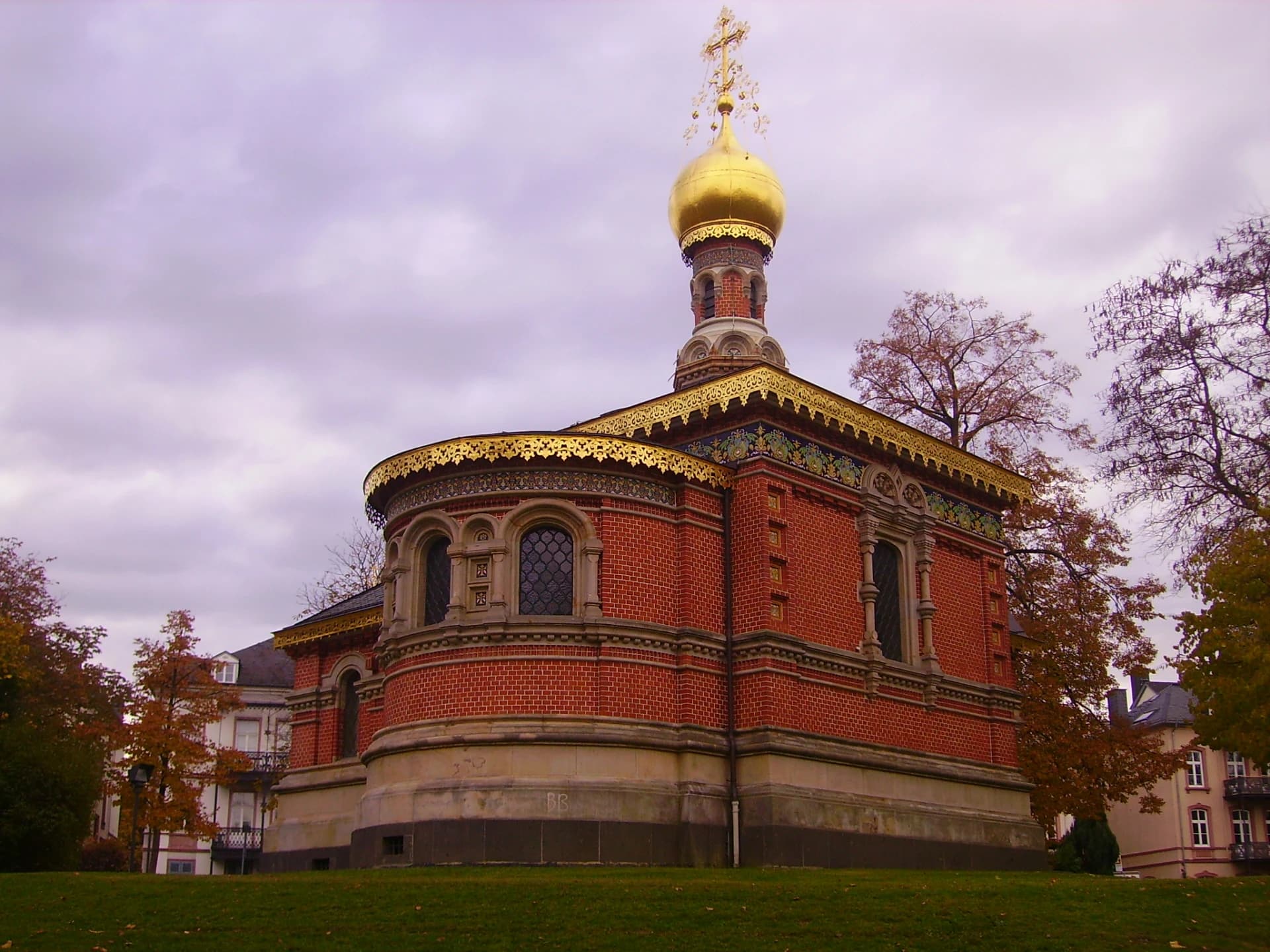 Russische Kirche im herbstlichen Kurpark Bad Homburg