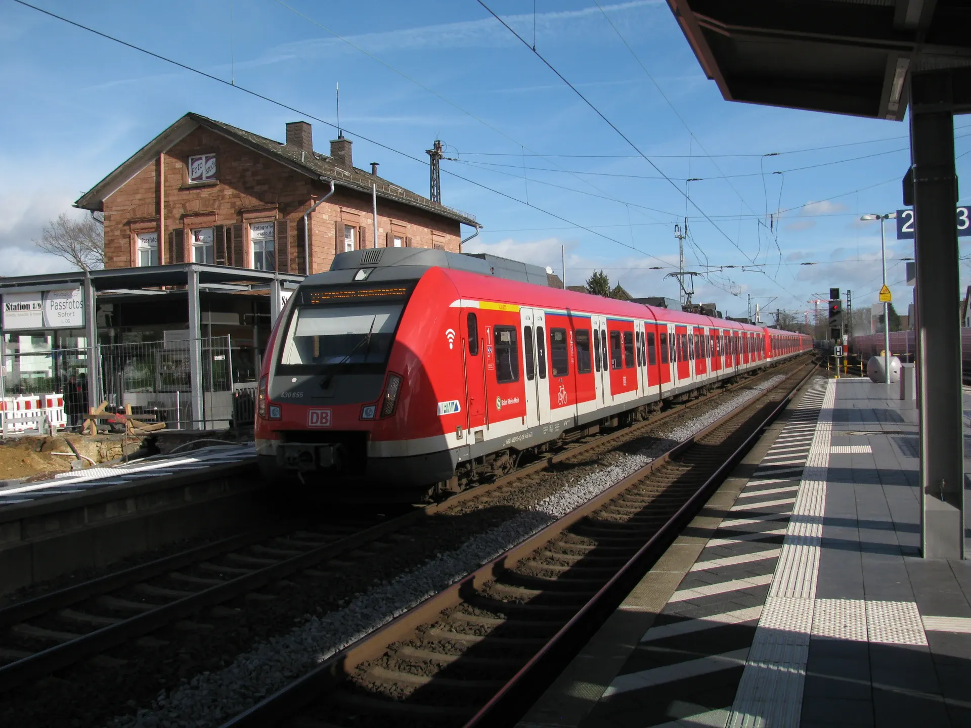 S-Bahn am Bahnhof in Raunheim