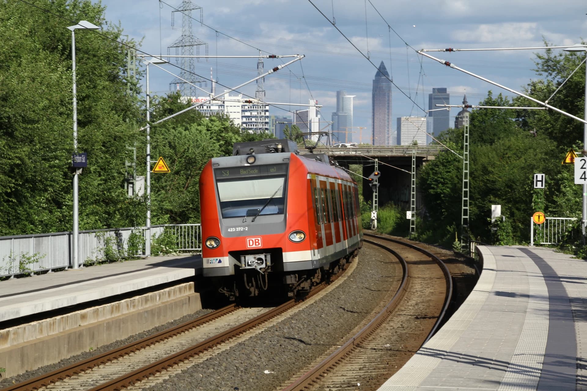S-Bahn an der Station Eschborn Süd mit Frankfurter Skyline