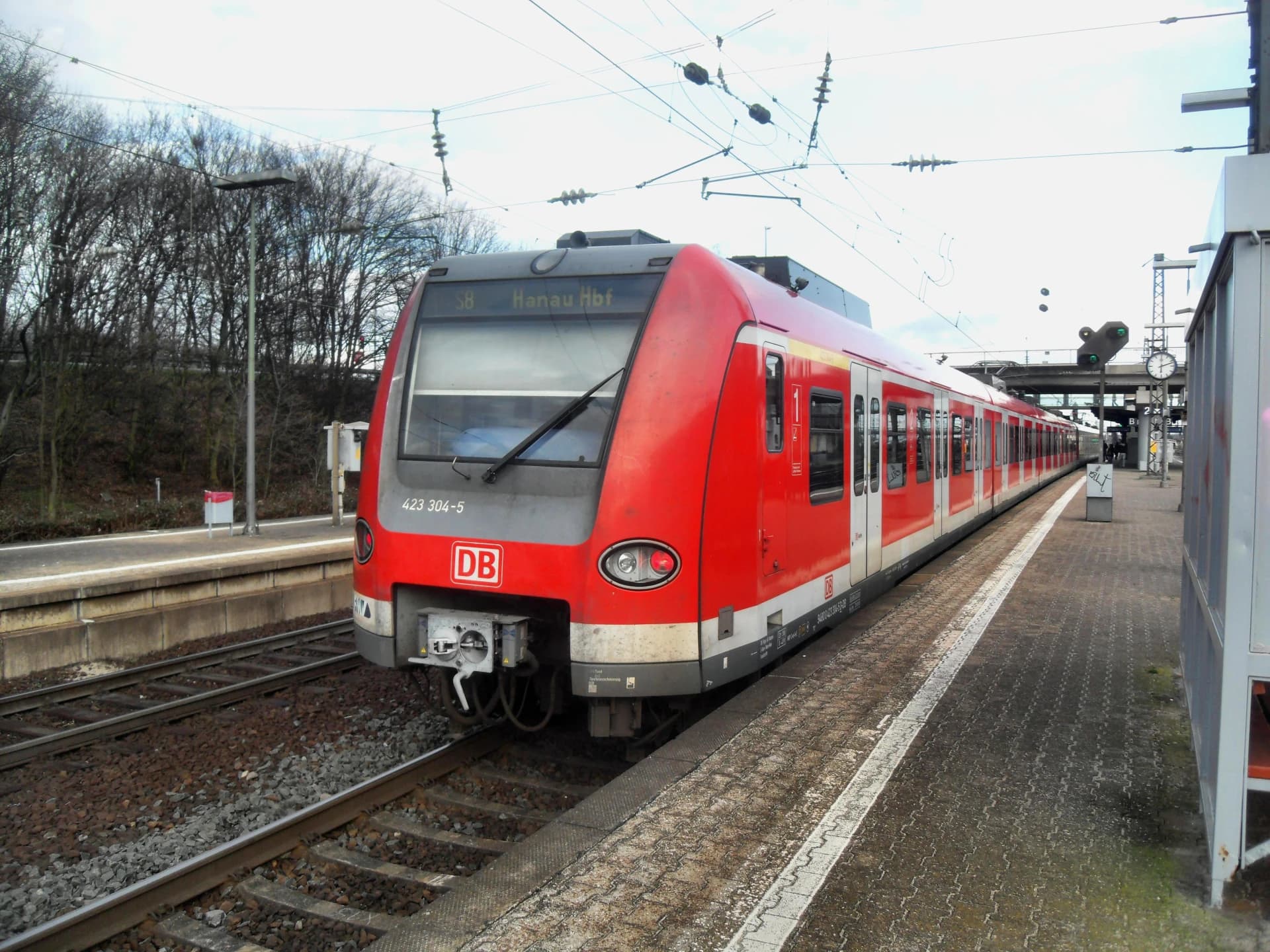 S-Bahn der Linie S8 im Bahnhof Mainz-Bischofsheim in Bischofsheim