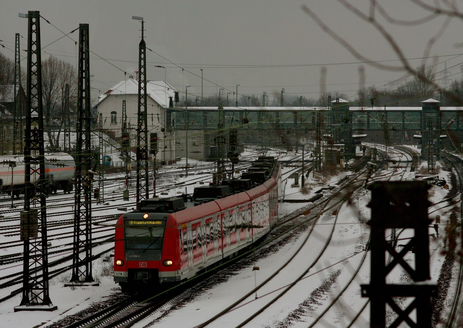 S-Bahn der Linie S9 im Bahnhof Mainz-Bischofsheim in Bischofsheim