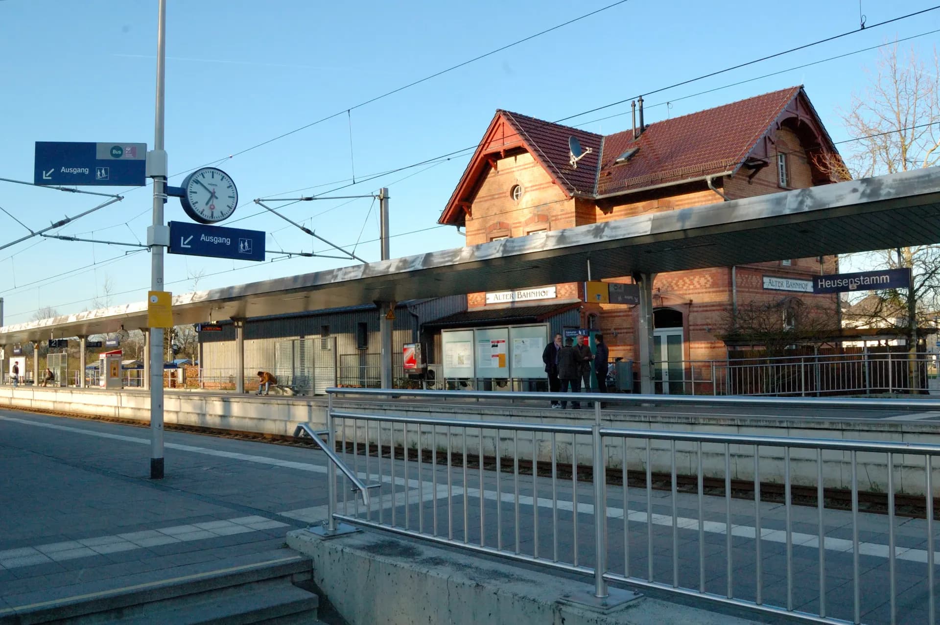 Station Heusenstamm mit Empfangsgebäude