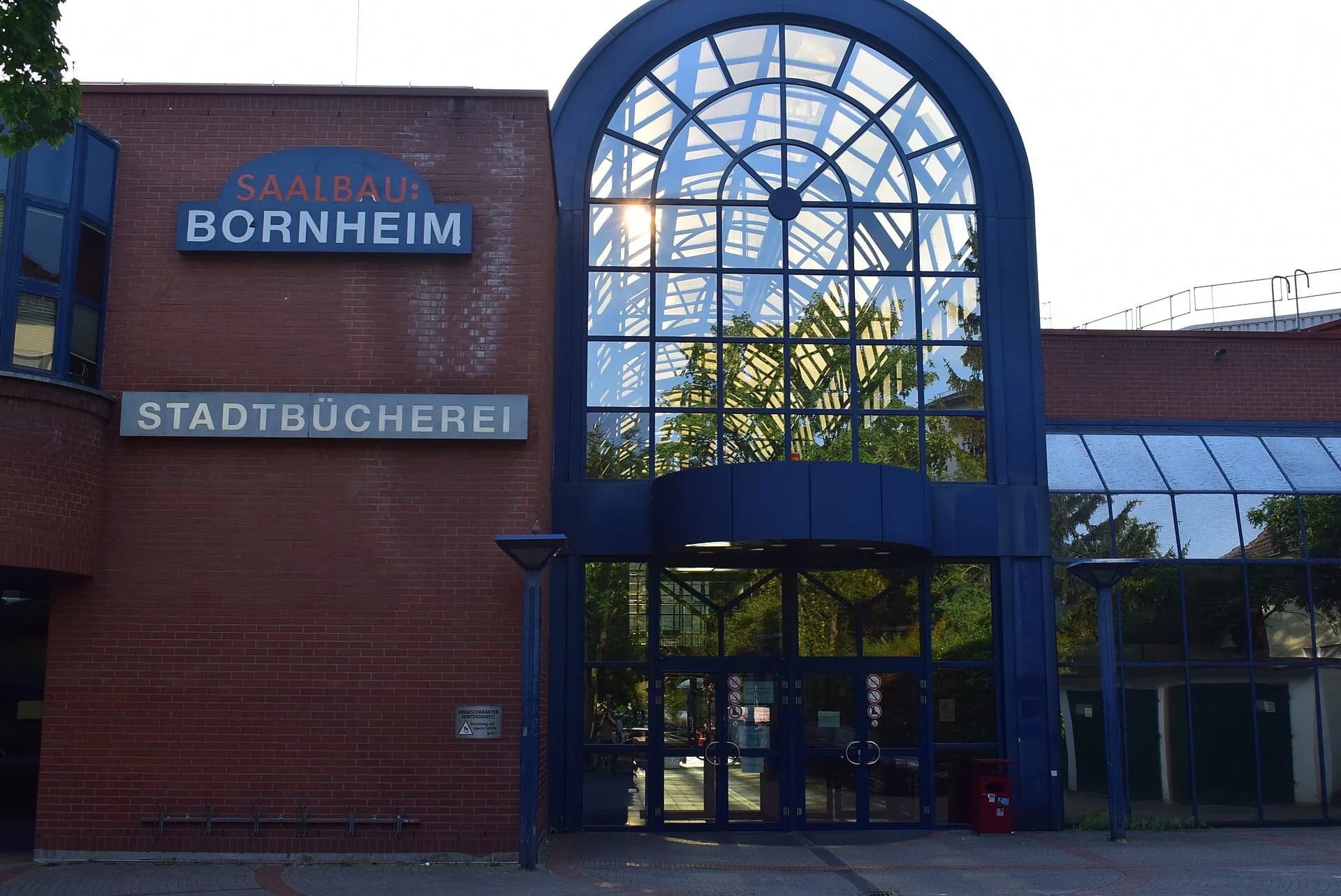 Saalbau mit Stadtbücherei in Frankfurt Bornheim