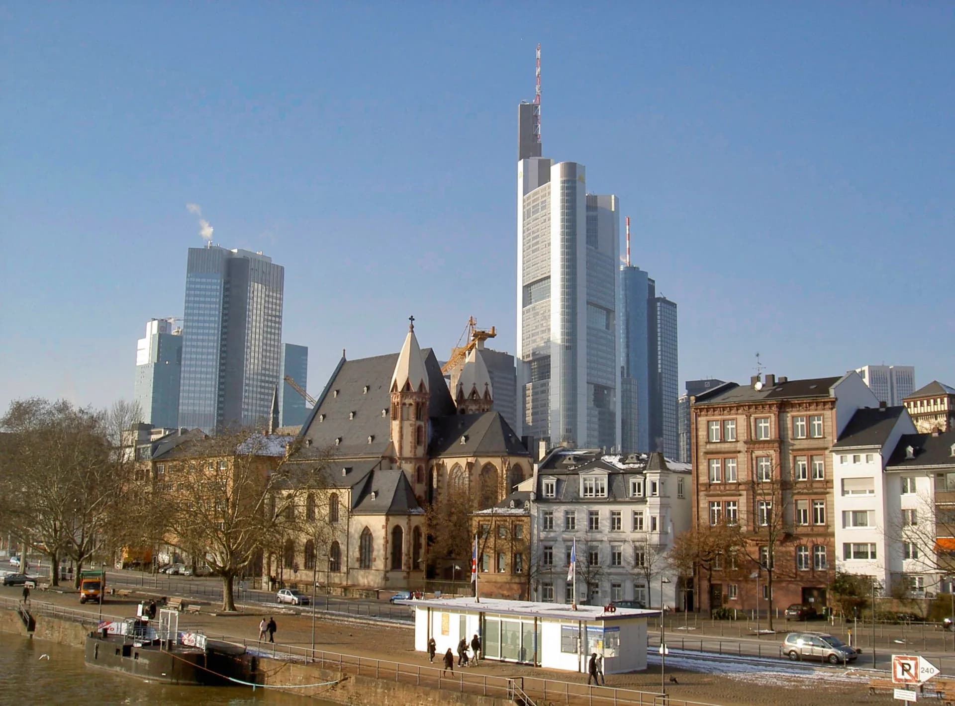 Saalhof mit Skyline in der Frankfurter Altstadt