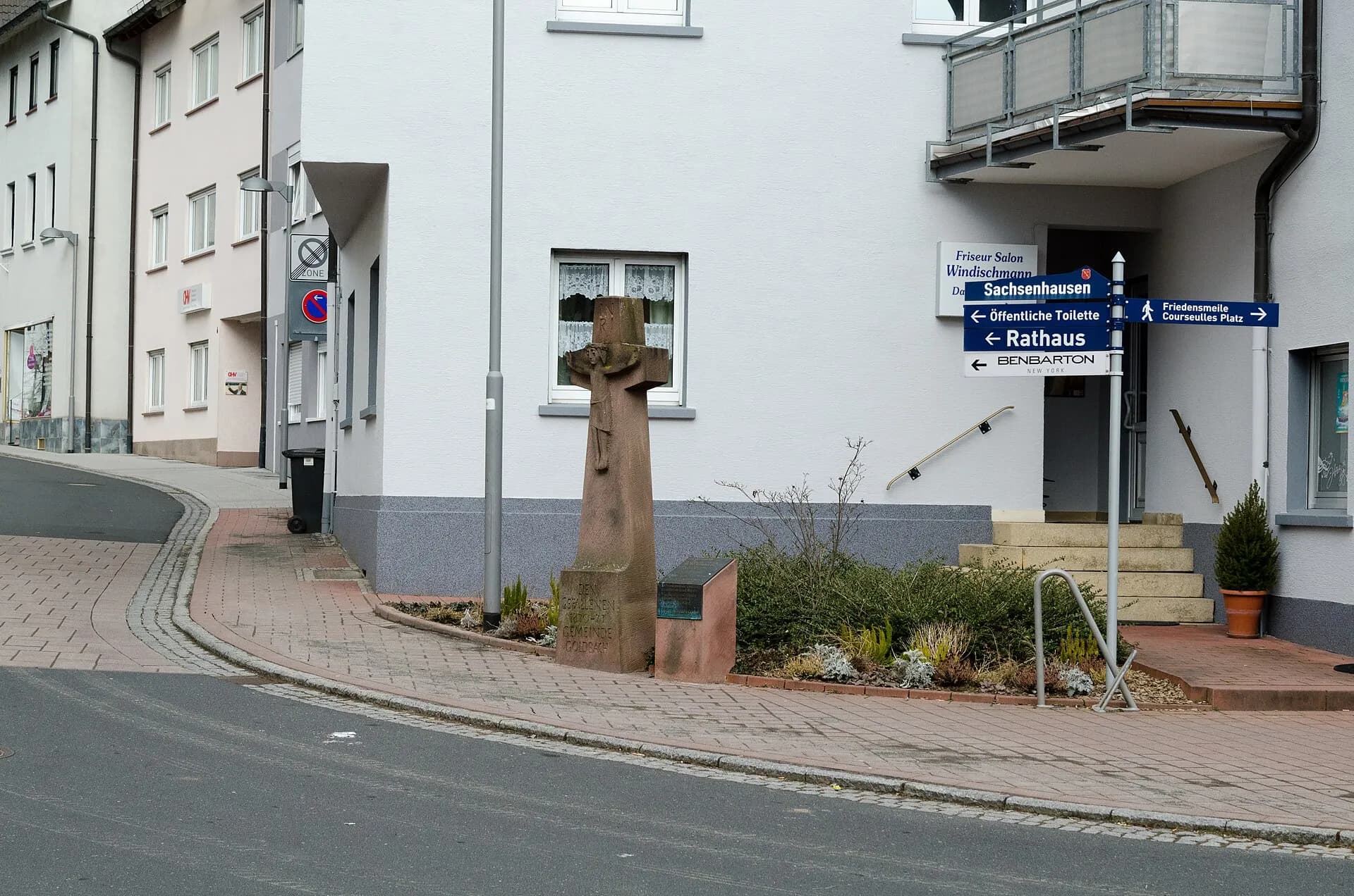 Gedenkkreuz in der Straße Sachsenhausen in Goldbach