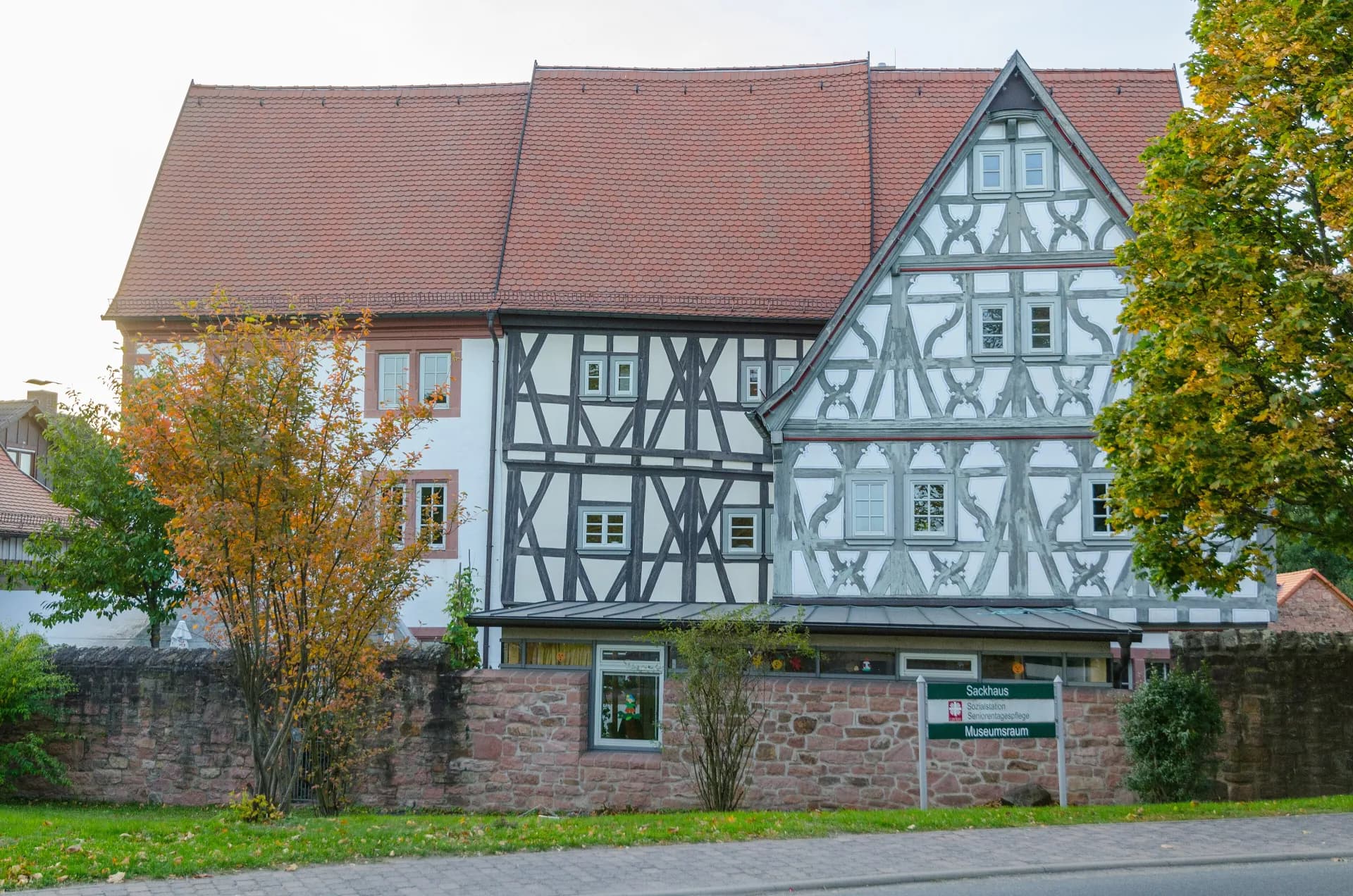 Sackhaus mit Bruchsteinmauer in Schöllkrippen