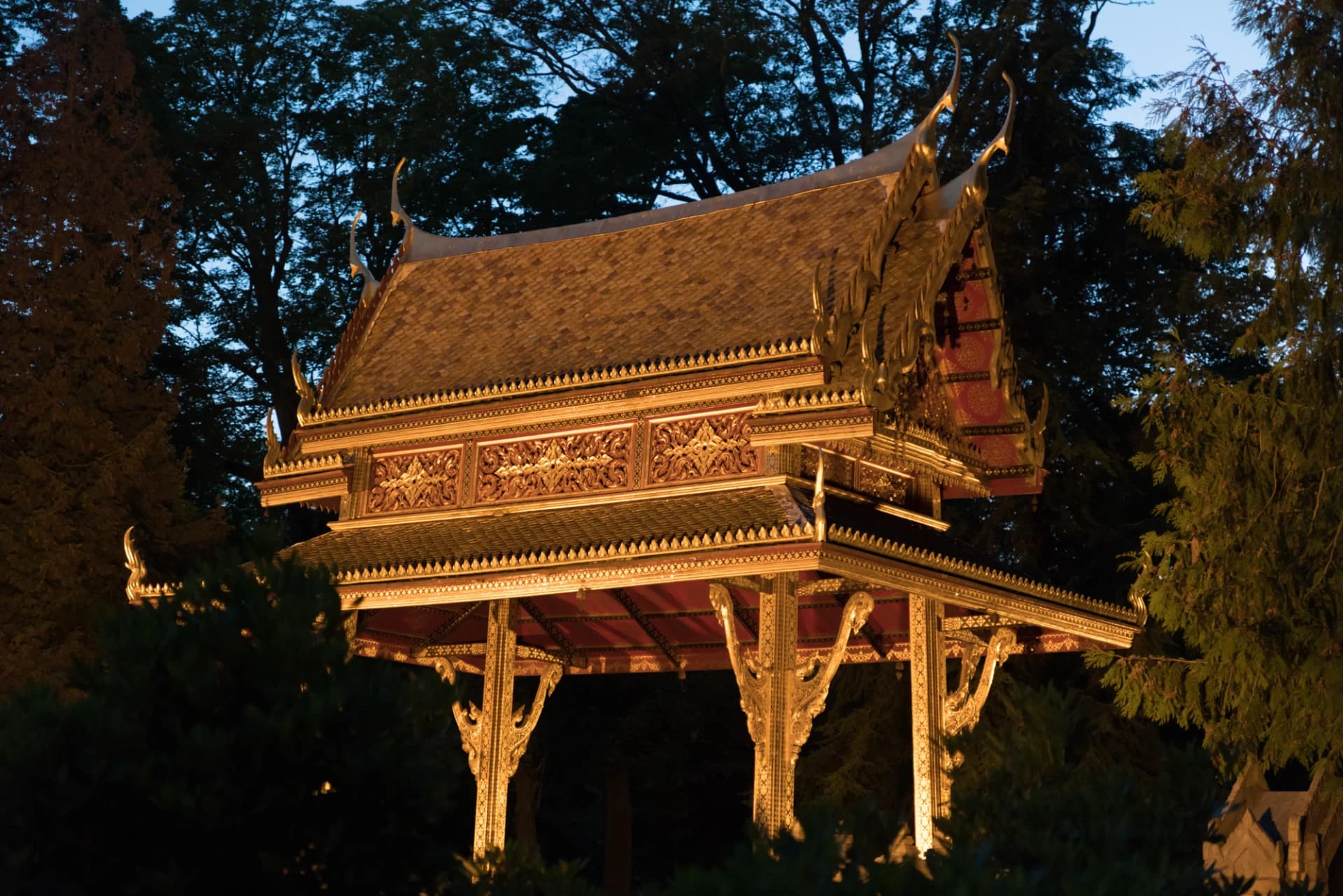 Angestrahlter Sala-Thai-Pavillon im Kurpark Bad Homburg bei Nacht