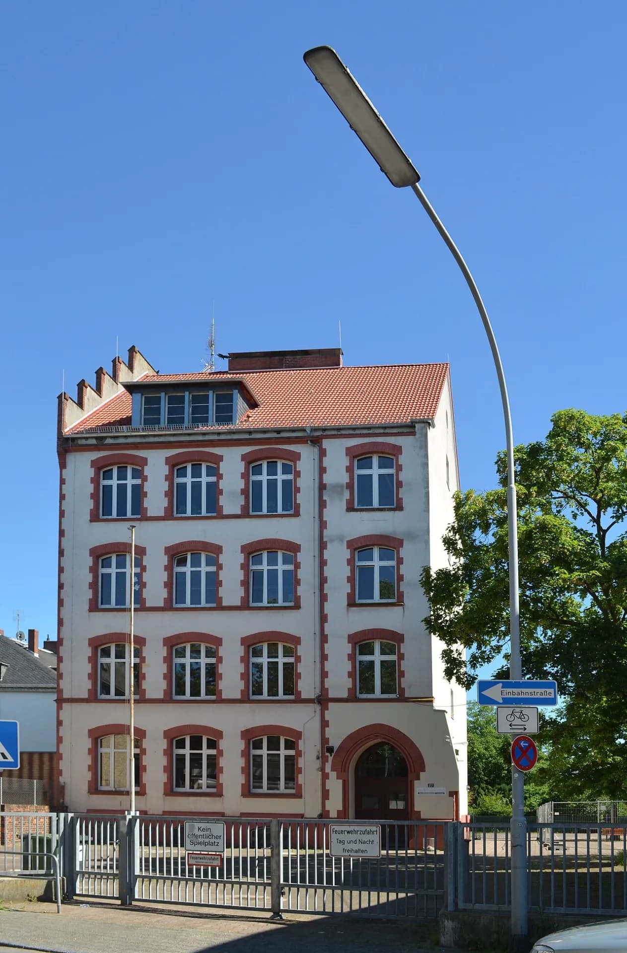 Salzmannschule an der Goldsteinstraße in Frankfurt Niederrad