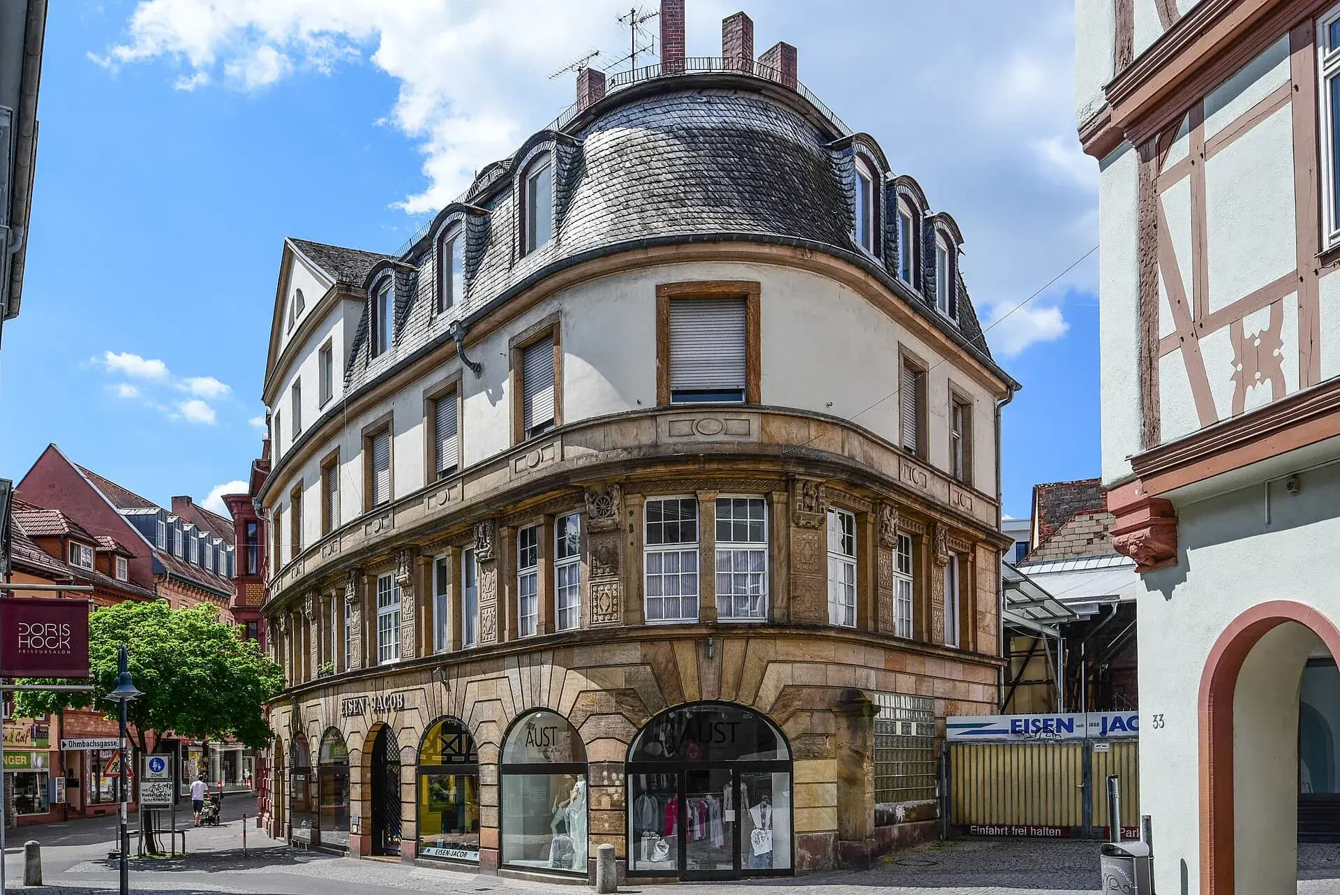 Eckhaus mit Rundturm in der Sandgasse 31 in Aschaffenburg
