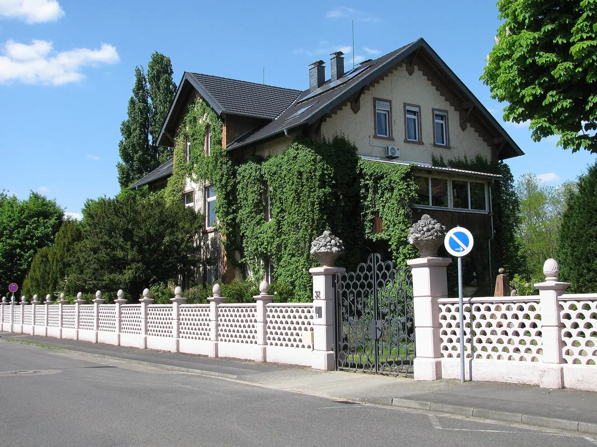 Villa mit Vorgarten in der Sandgasse in Hanau-Großauheim