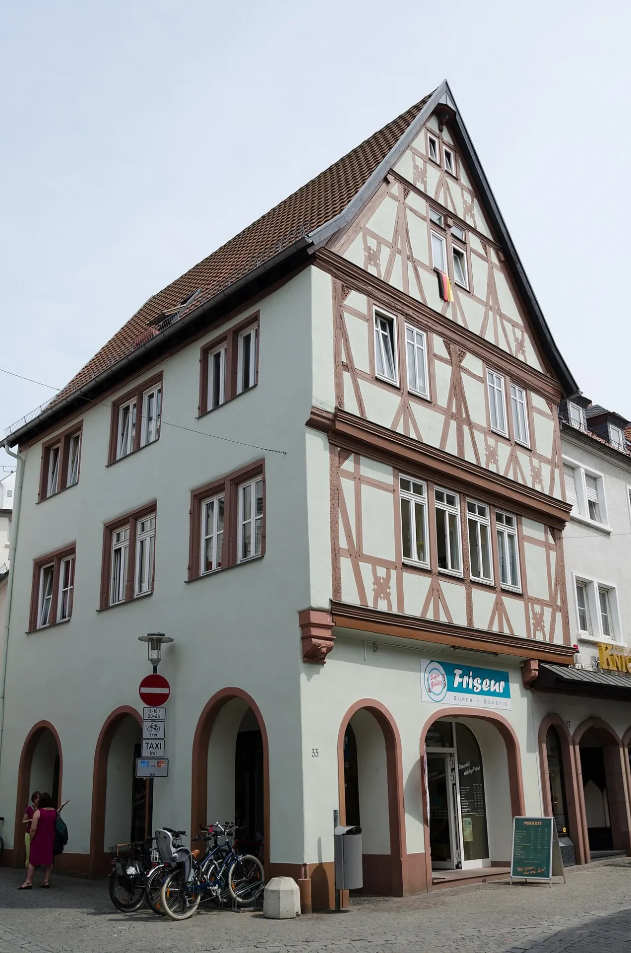 Fachwerkhaus mit Arkaden in der Sandgasse 33 in Aschaffenburg