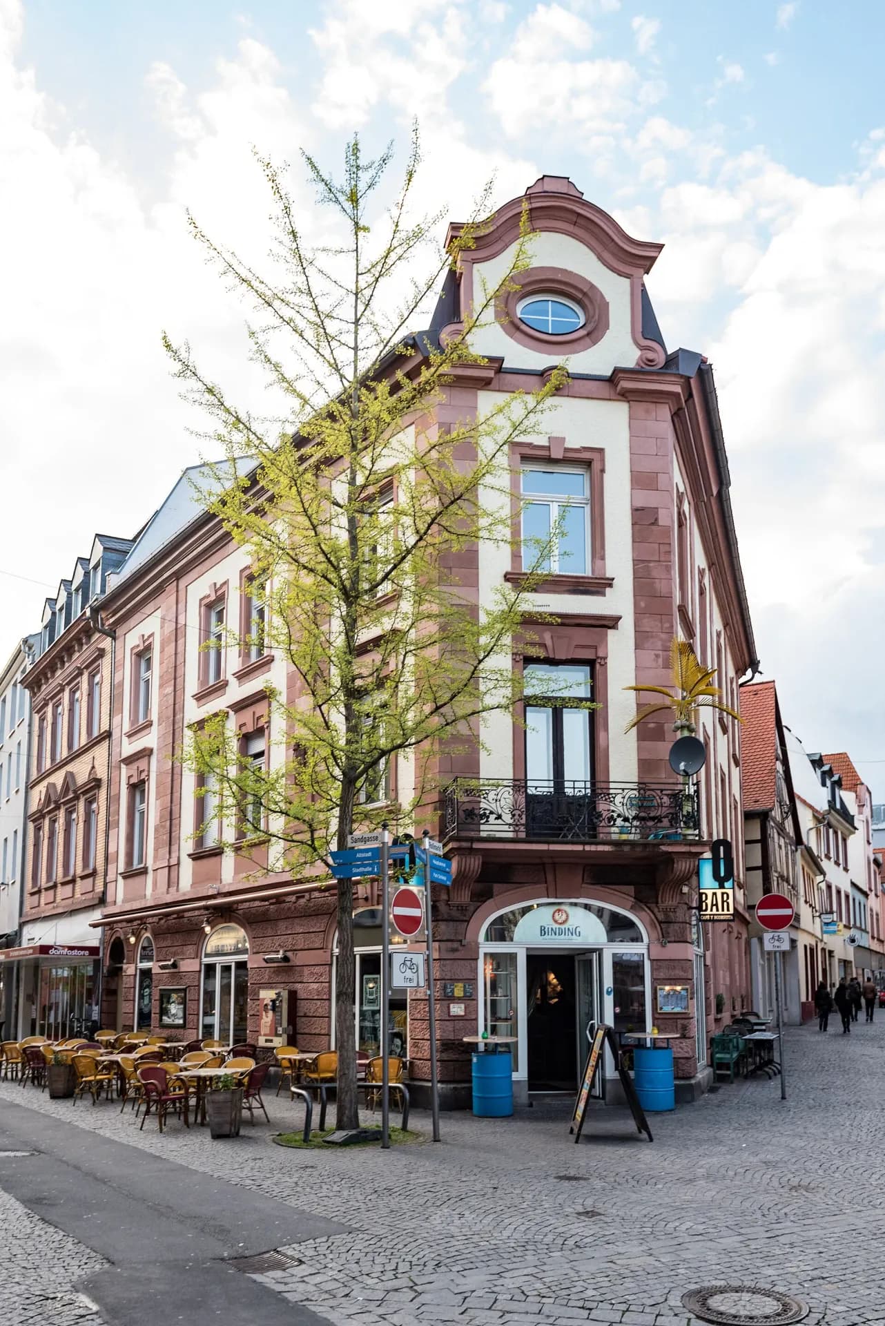 Barockhaus mit Außengastronomie in der Sandgasse in Aschaffenburg