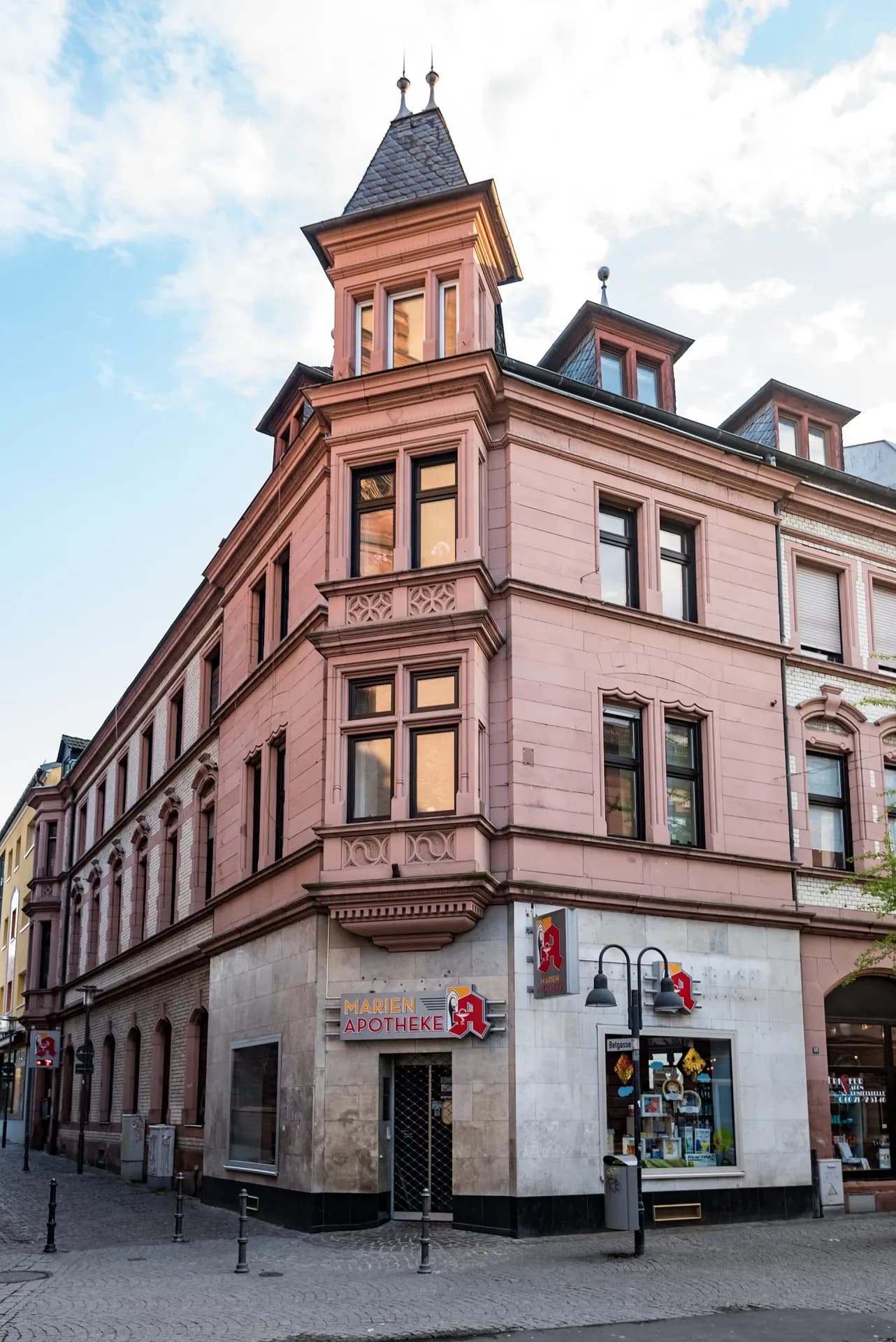 Gründerzeit-Eckhaus mit Turmerker in der Sandgasse 60 in Aschaffenburg