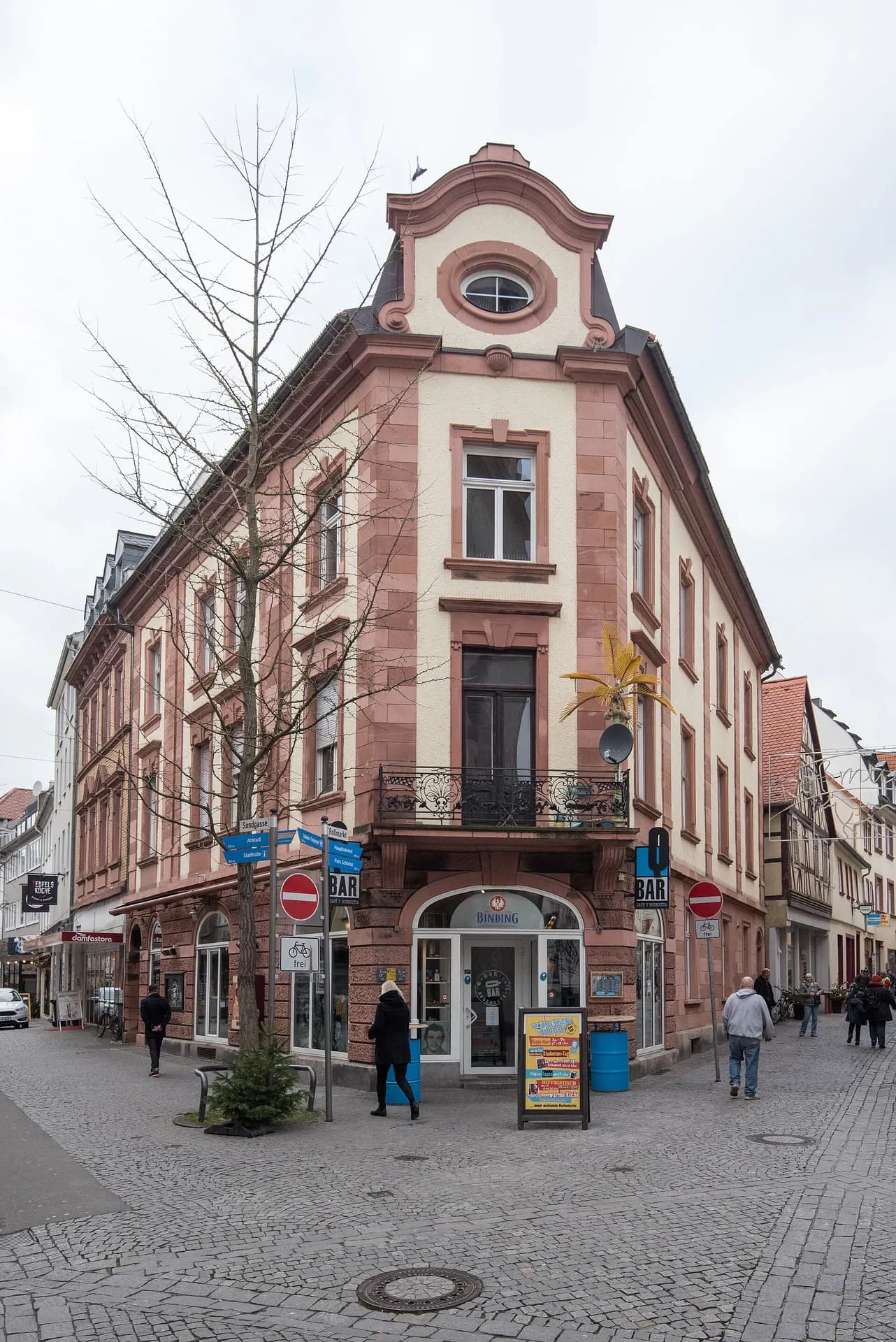 Barockes Eckhaus mit Volutengiebel in der Sandgasse in Aschaffenburg