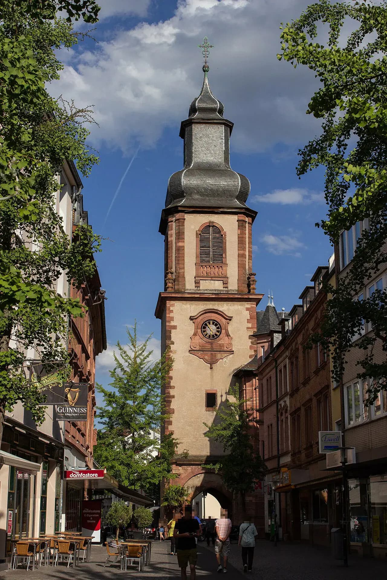 Turm der Sandkirche über der Sandgasse in Aschaffenburg