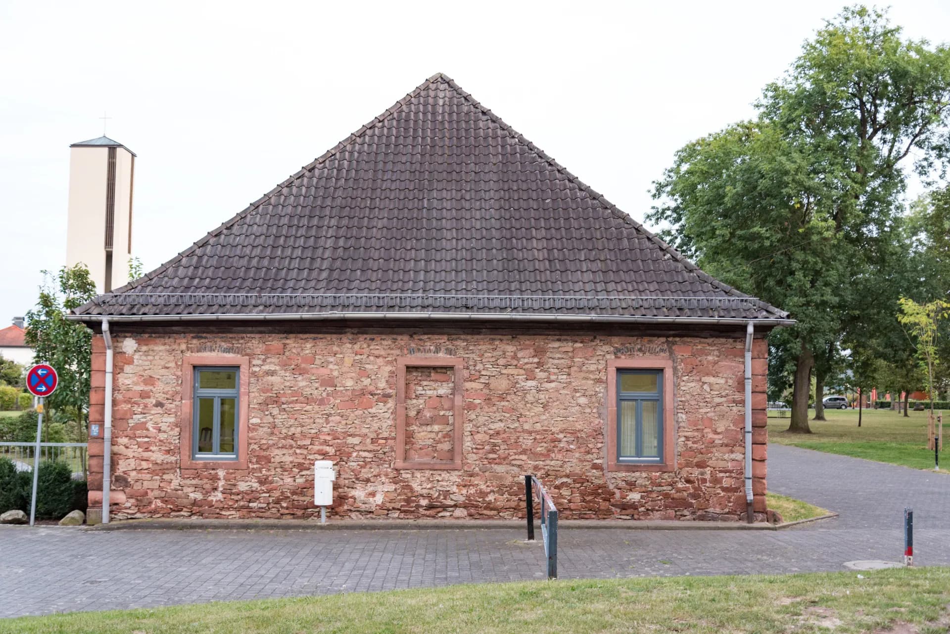 Sandsteinbau im Schlosspark in Langenselbold