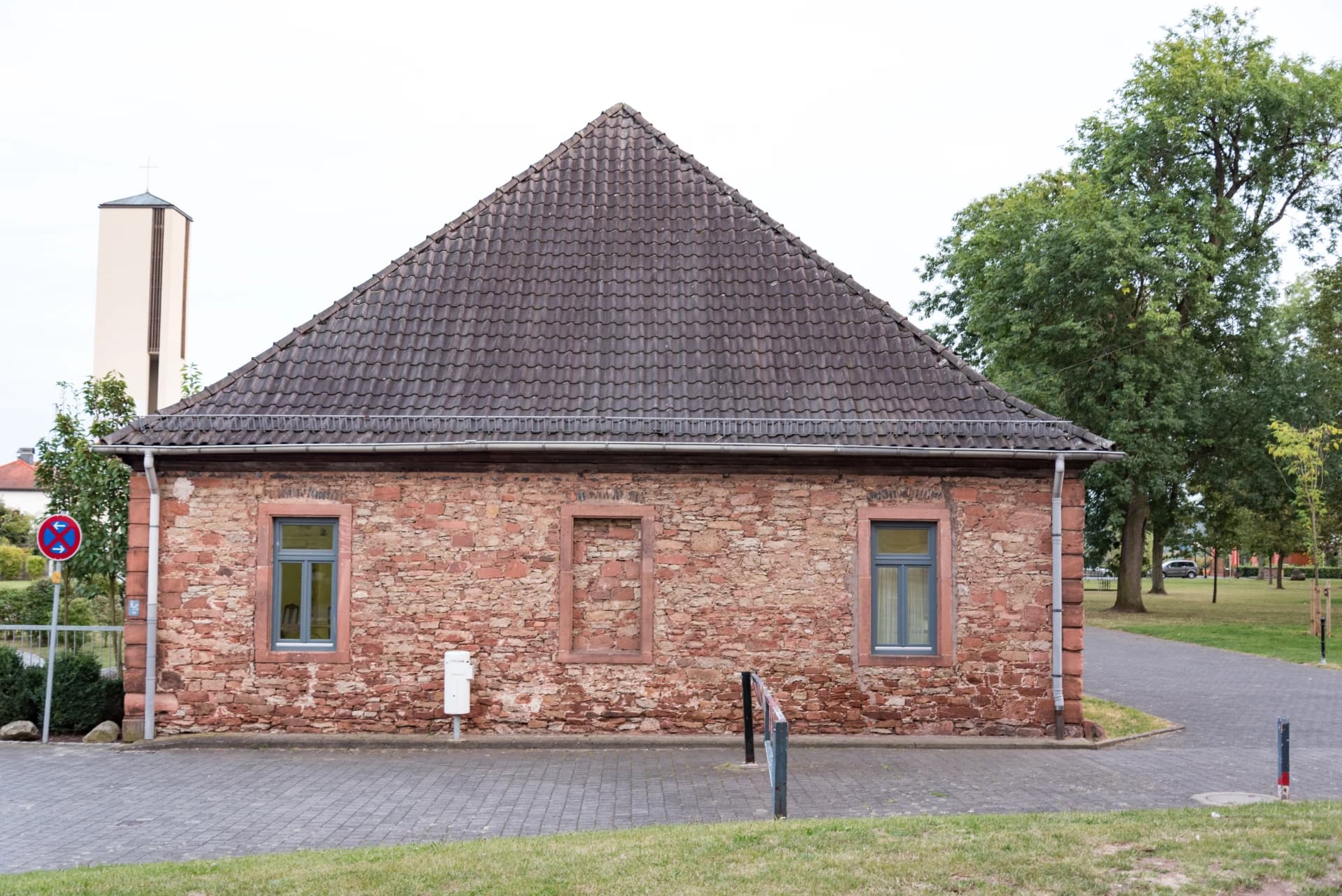 Sandsteinbau im Schlosspark in Langenselbold