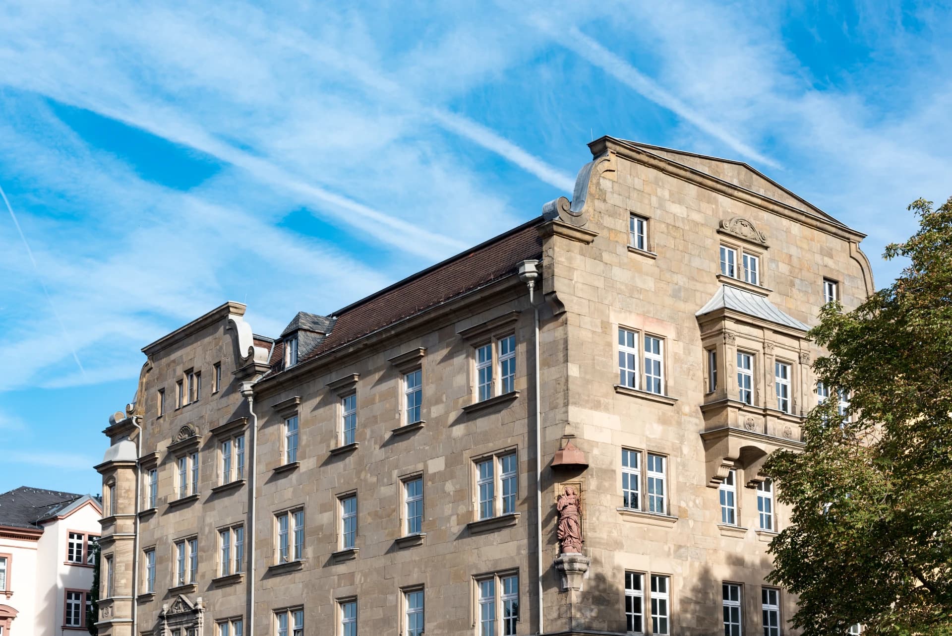 Sandsteinfassade am Schloßplatz in Aschaffenburg