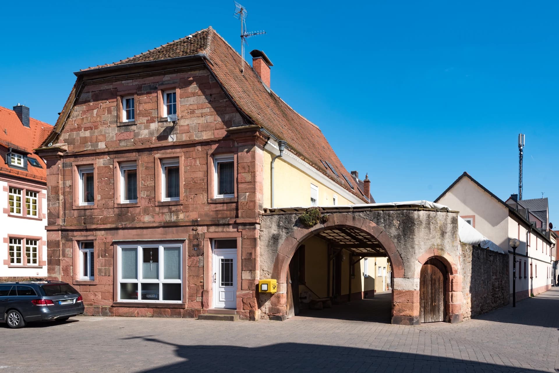 Sandsteinhaus mit Torbogen am Römer in Kleinwallstadt