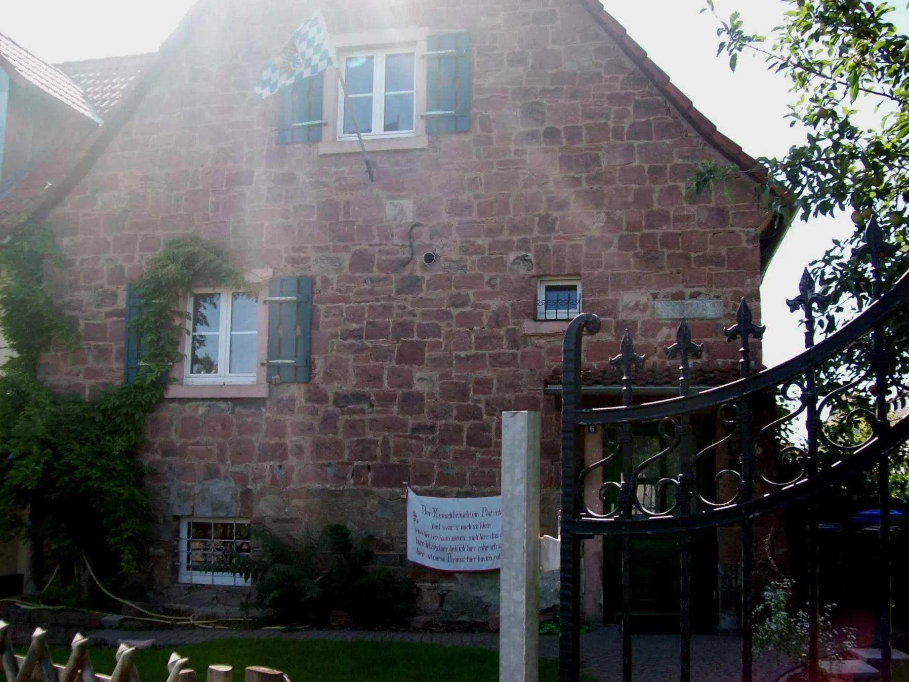 Sandsteinhaus mit schmiedeeisernem Tor in der Bertastraße in der Obernauer Kolonie in Aschaffenburg