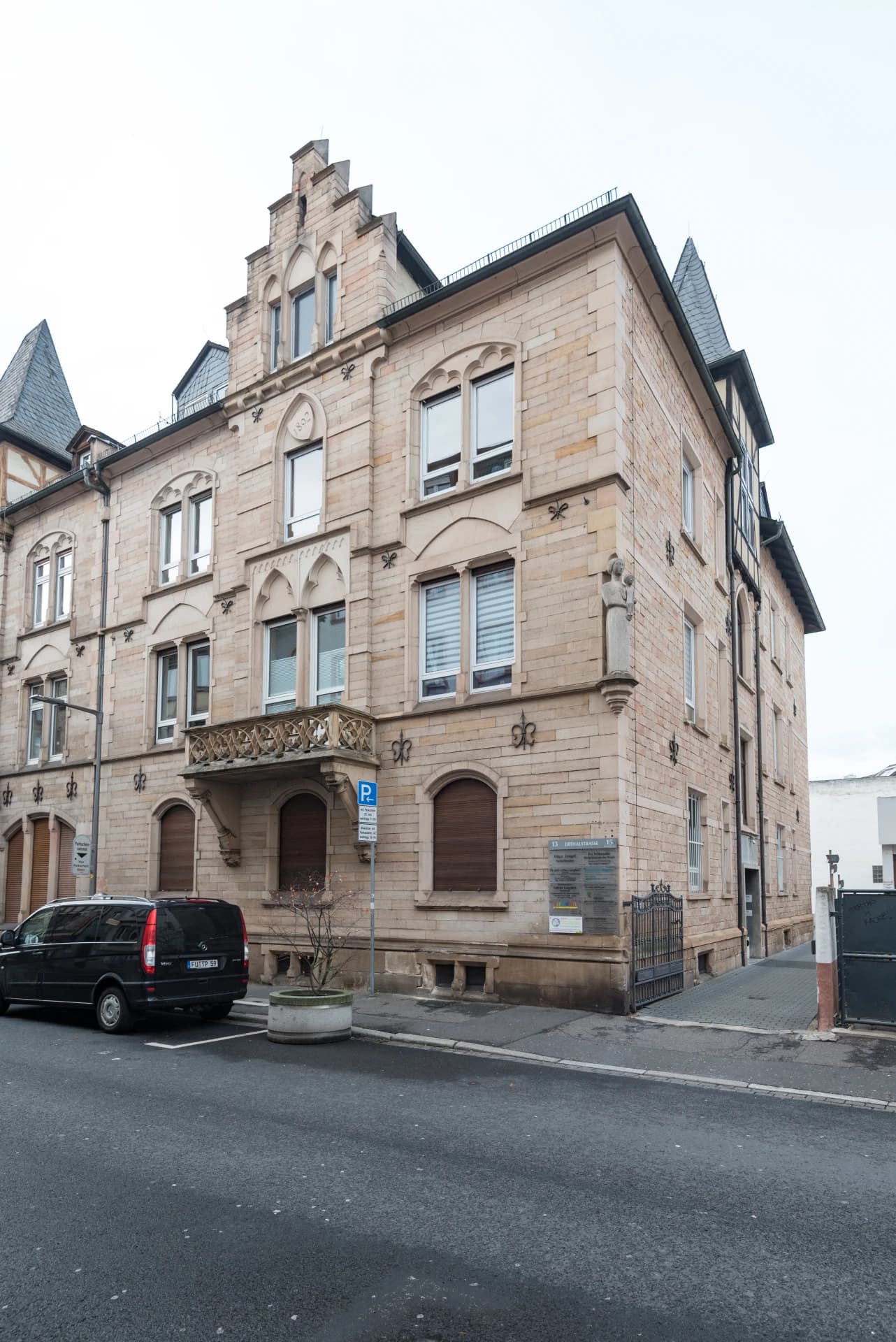 Sandsteinhaus mit Treppengiebel in der Erthalstraße in Aschaffenburg