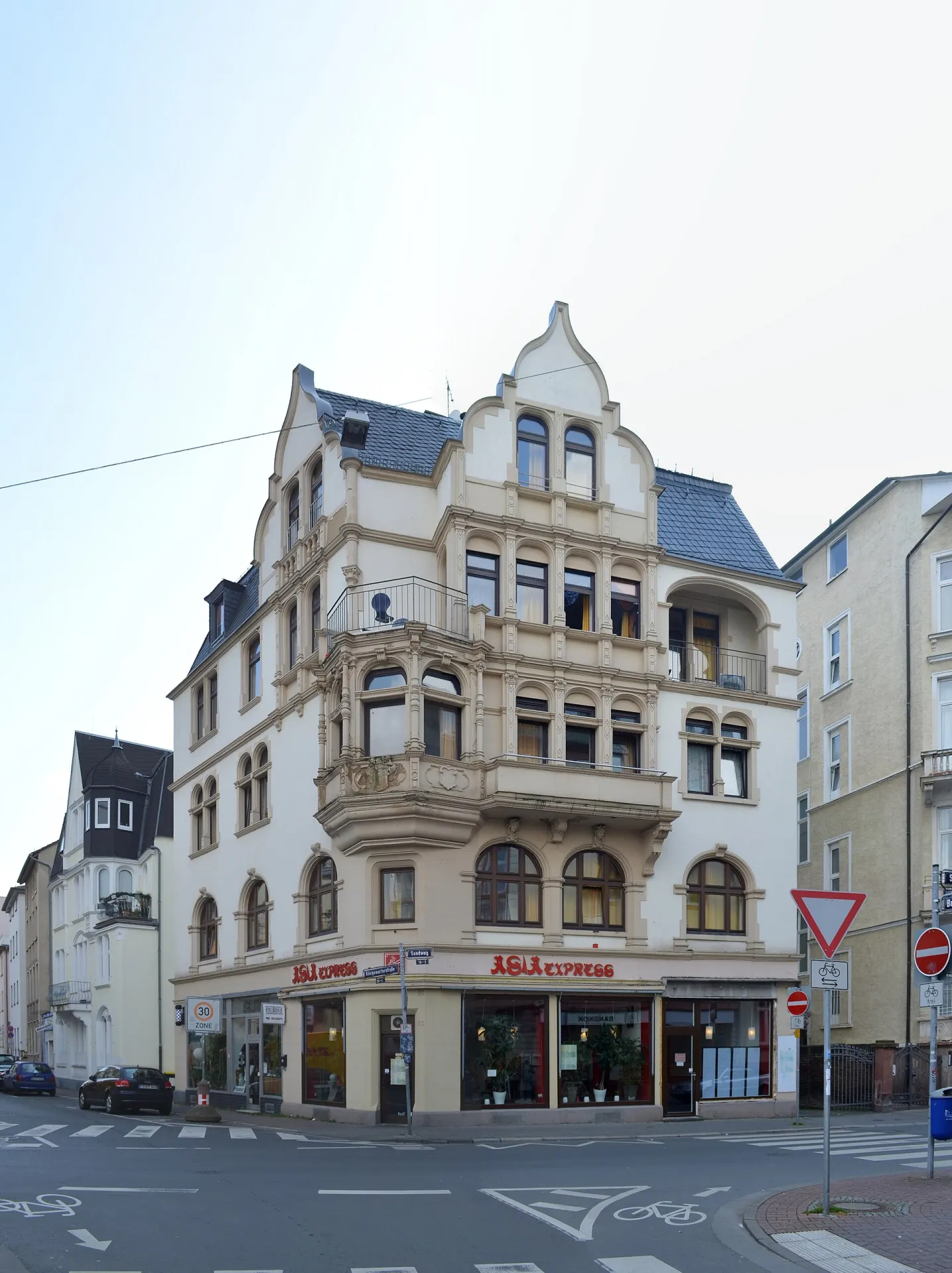 Jugendstil-Eckhaus mit Ladenzeile am Sandweg im Frankfurter Nordend