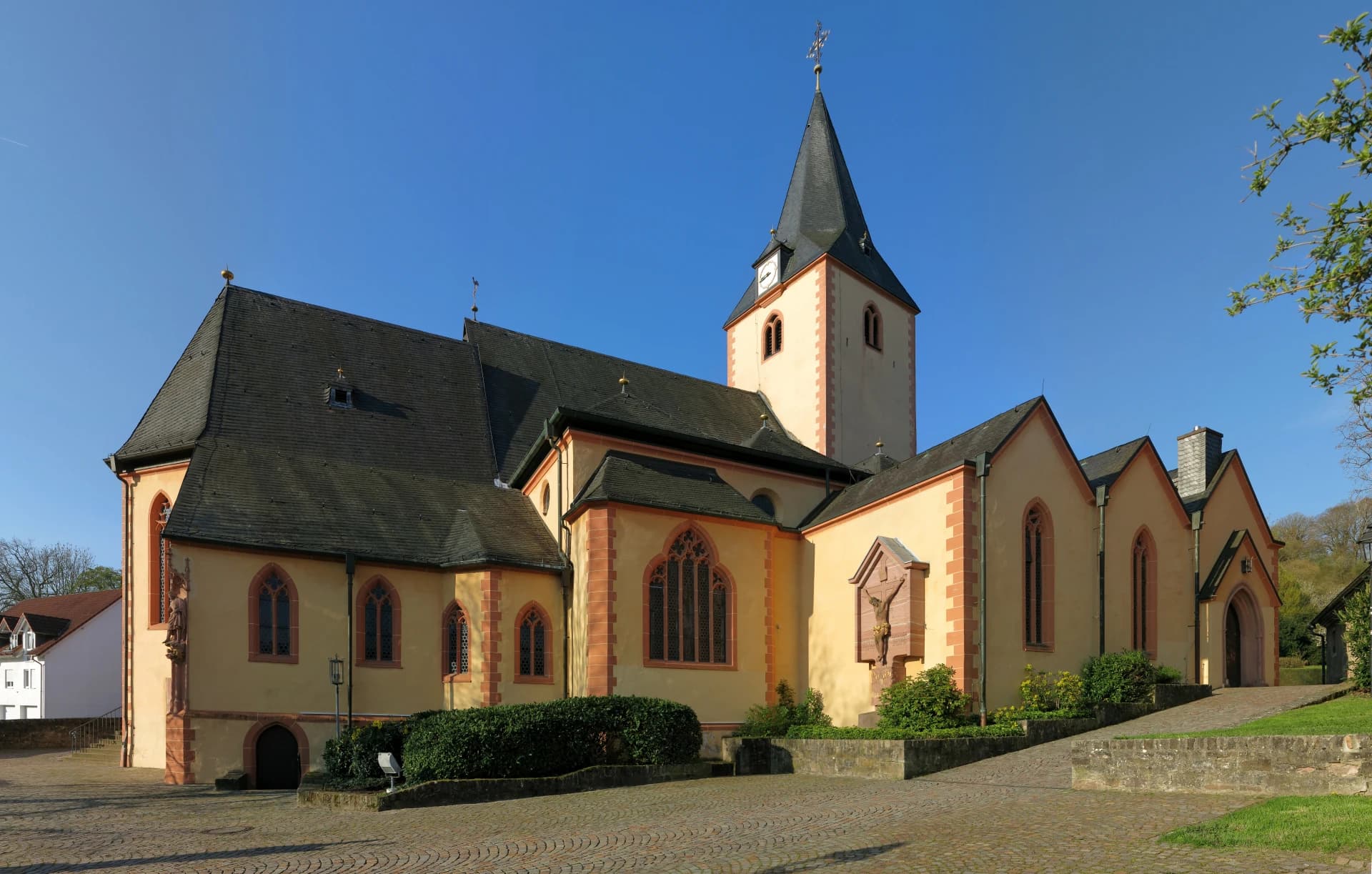 Seitenansicht der Pfarrkirche Sankt Martin in Bad Orb