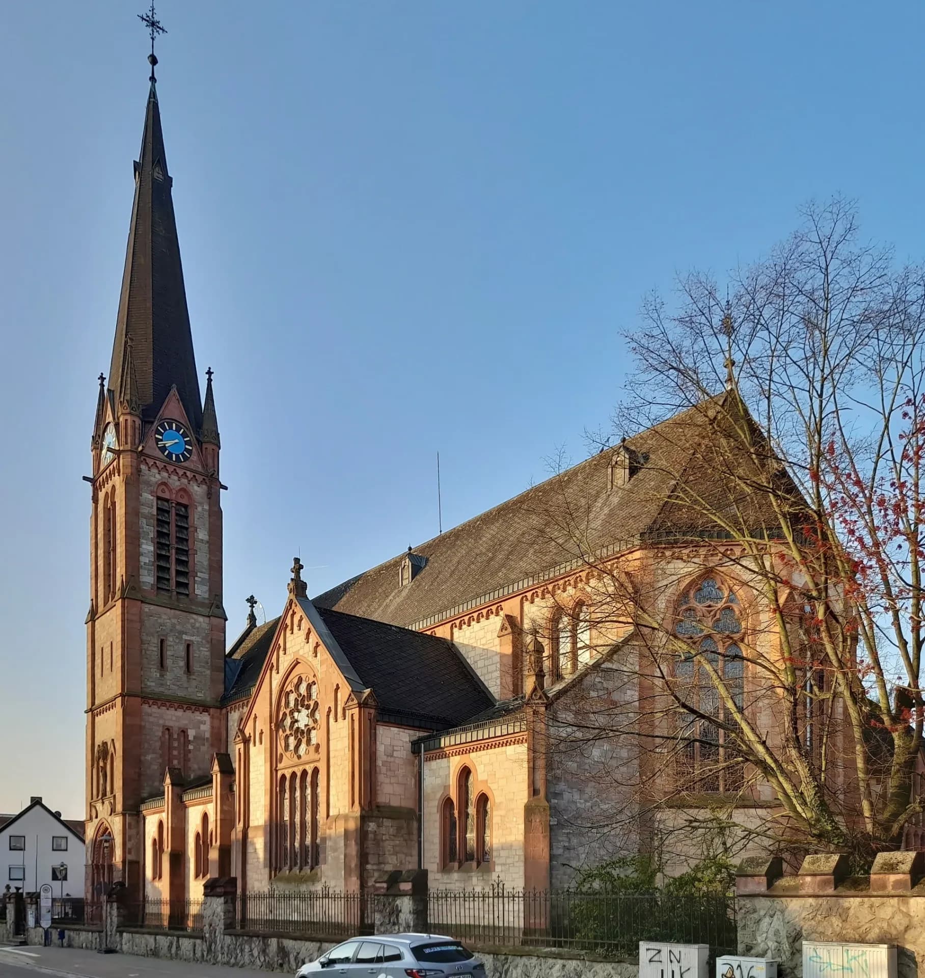 Langhaus und Turm von St. Nazarius in Ober-Roden