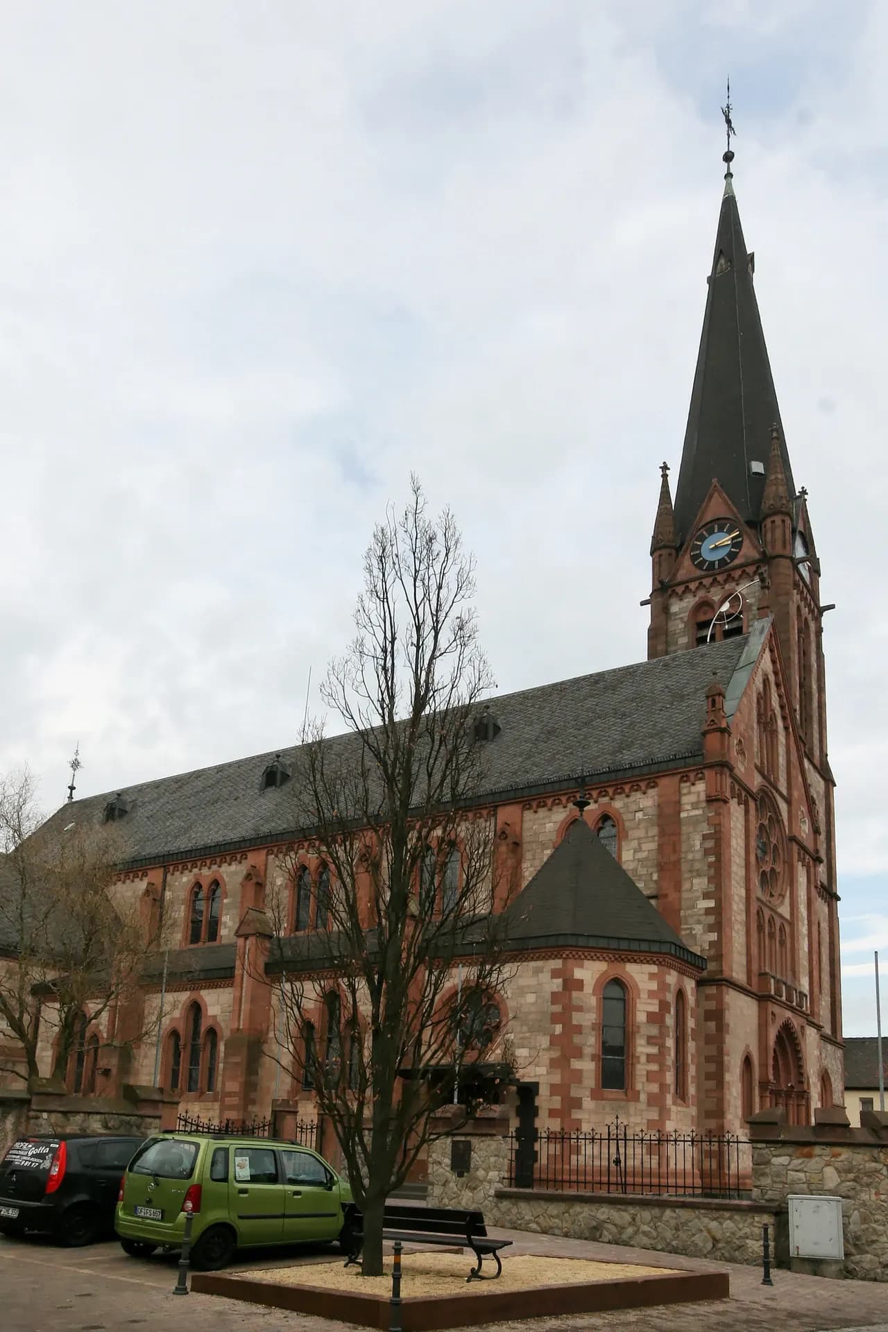 Seitenansicht von St. Nazarius in Ober-Roden