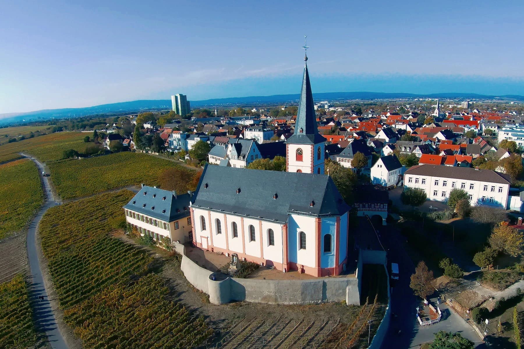 Luftaufnahme der Pfarrkirche Sankt Peter und Paul in Hochheim am Main
