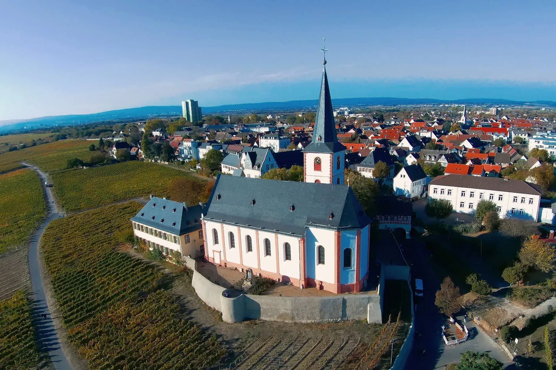 Luftaufnahme der Pfarrkirche Sankt Peter und Paul in Hochheim am Main