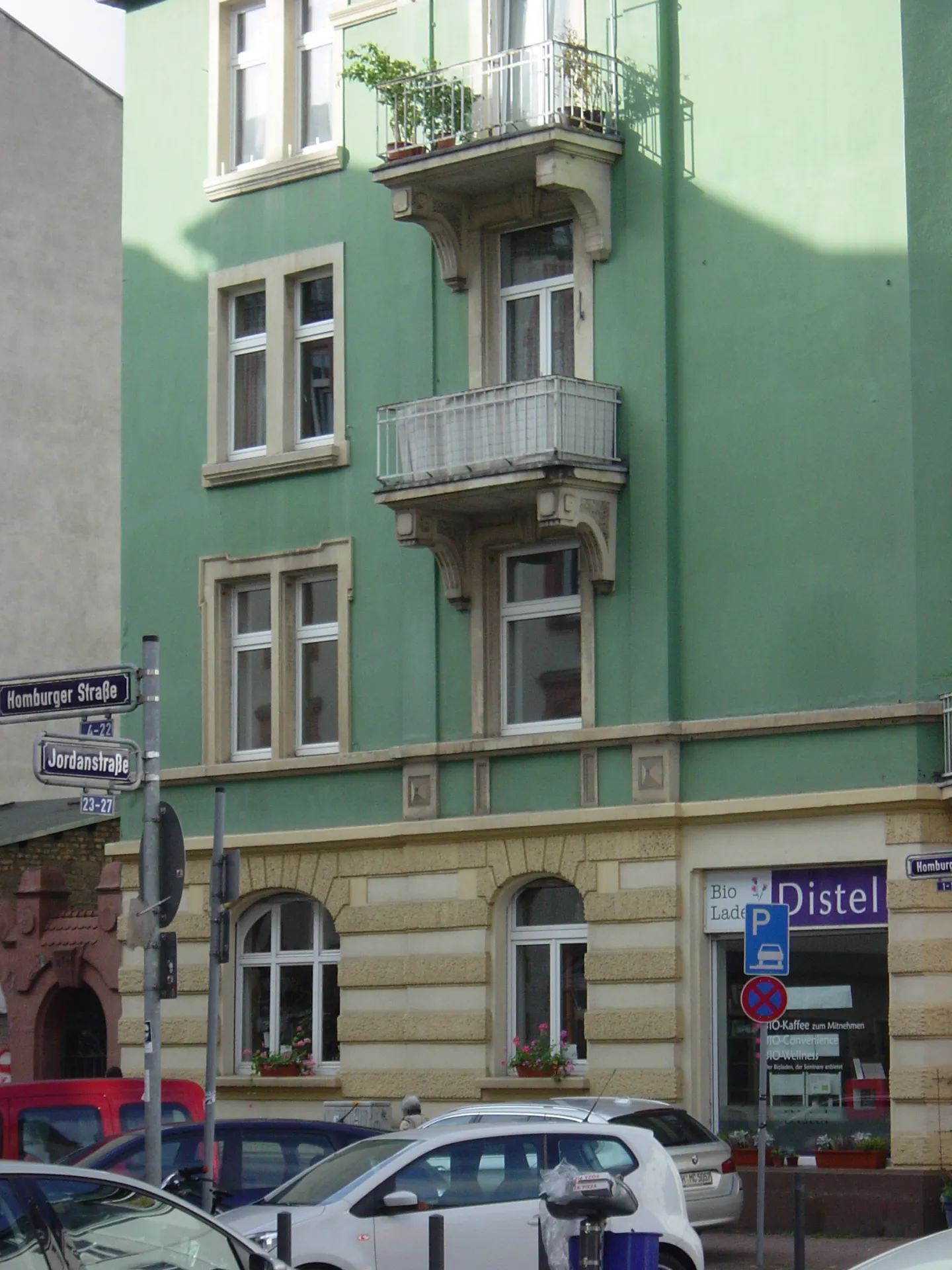 Grünes Eckhaus am Schanzenbach-Gelände in Frankfurt Bockenheim